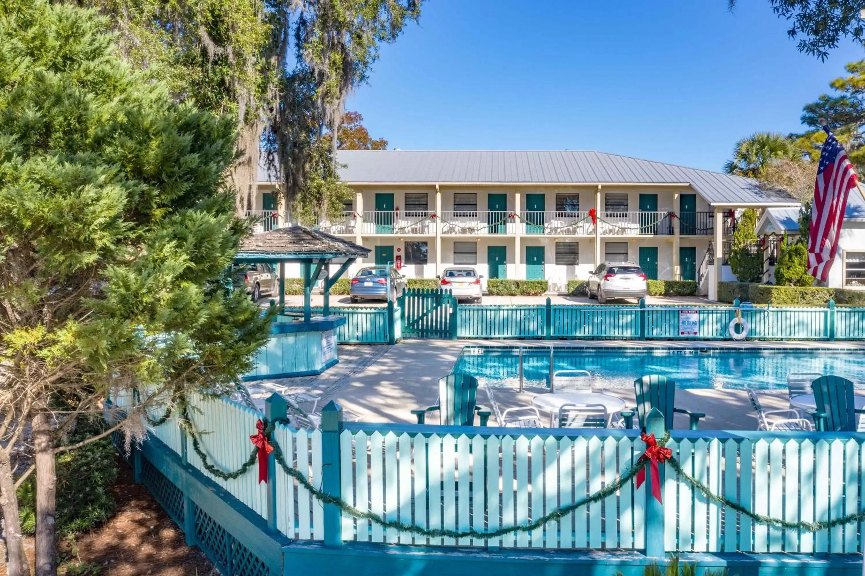 Property building, Swimming Pool in Steinhatchee River Inn and Marina