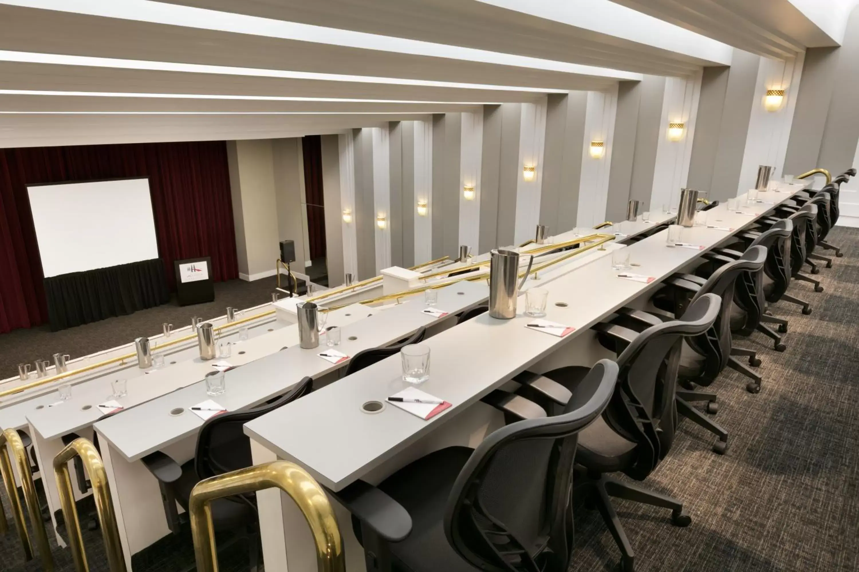 Business facilities in LaGuardia Plaza Hotel