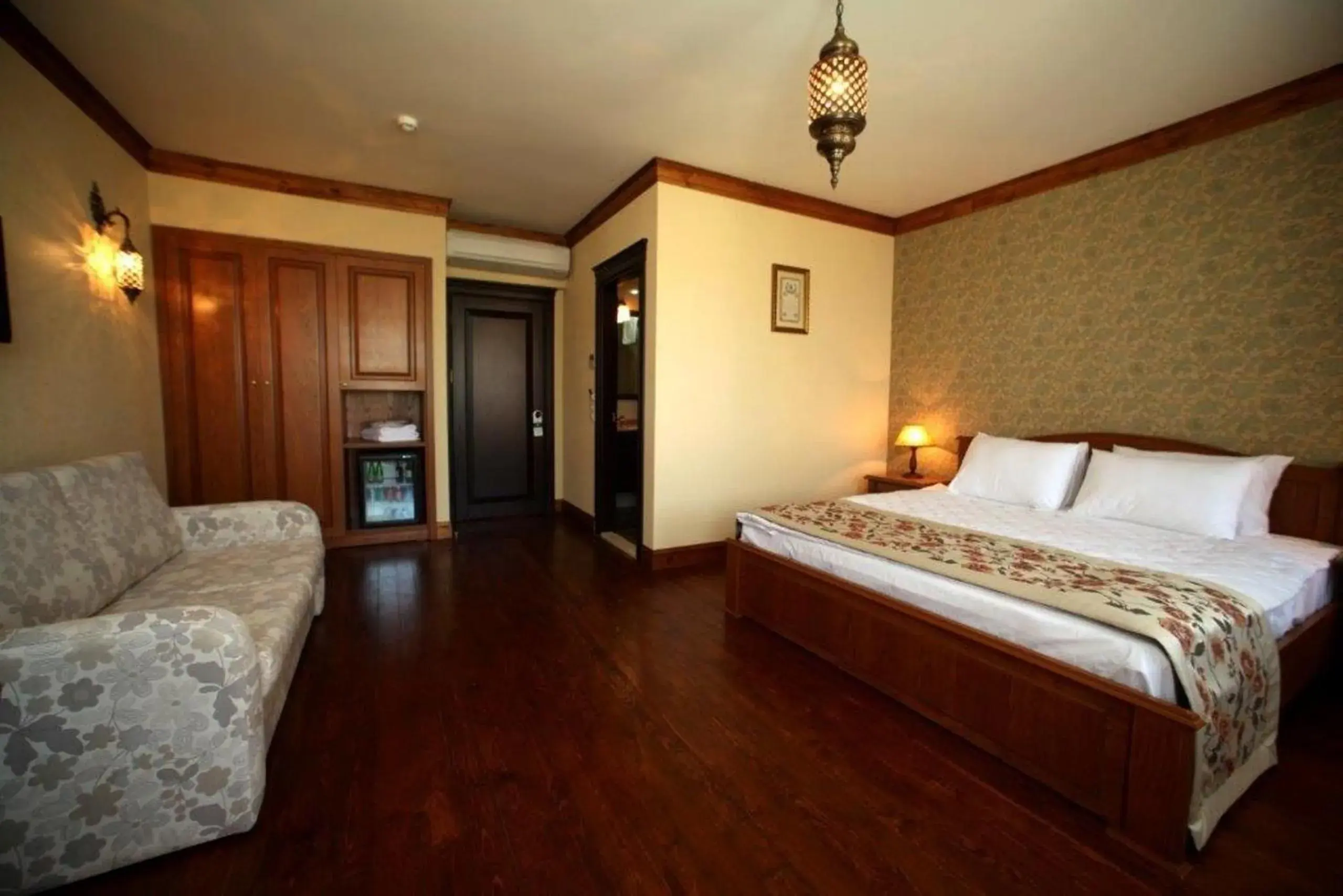 Bed in Lalinn Hotel