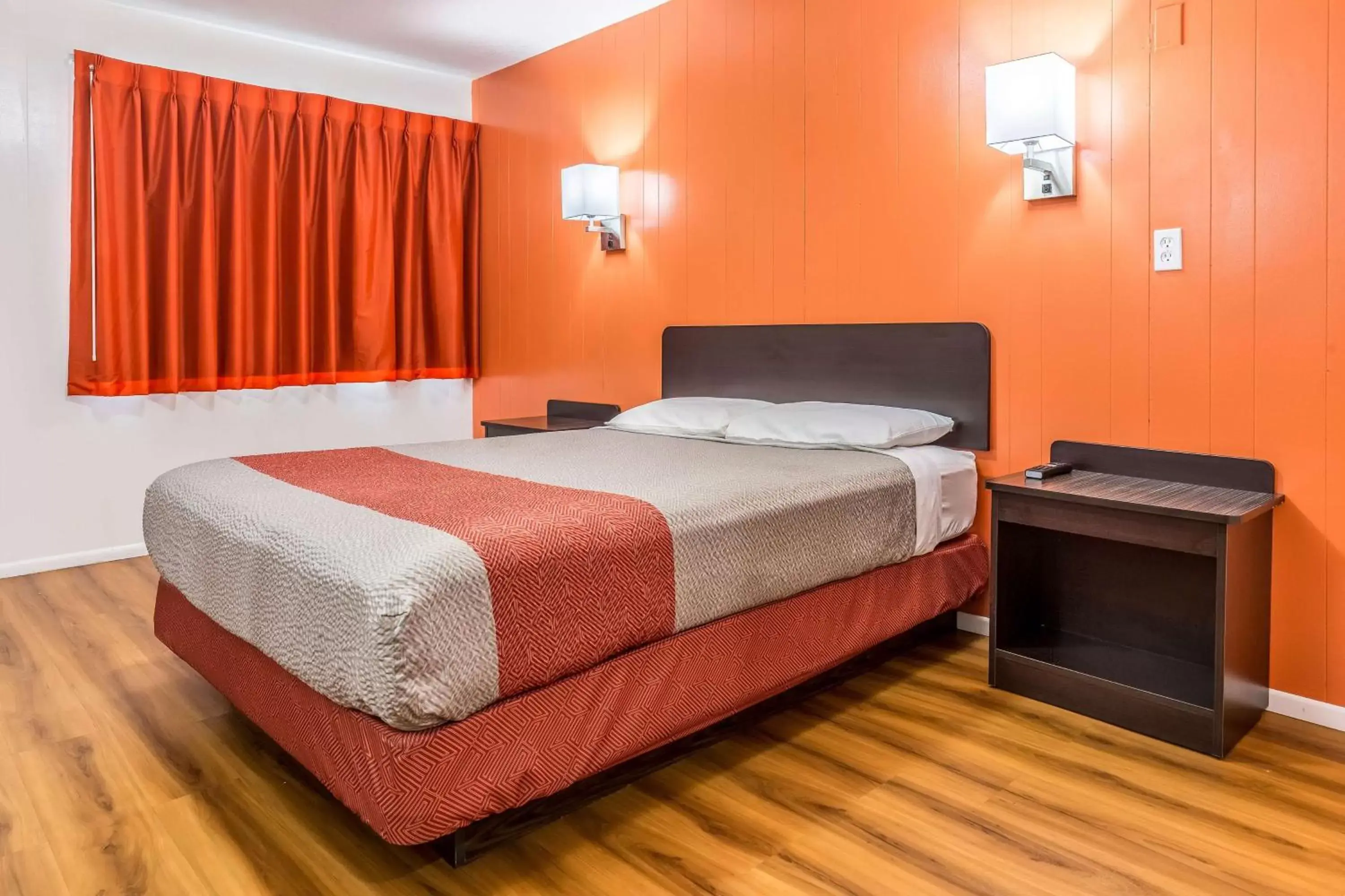 Photo of the whole room, Bed in Motel 6 Tremonton, Utah Photo of the whole room, Bed in Motel 6 Tremonton, Utah