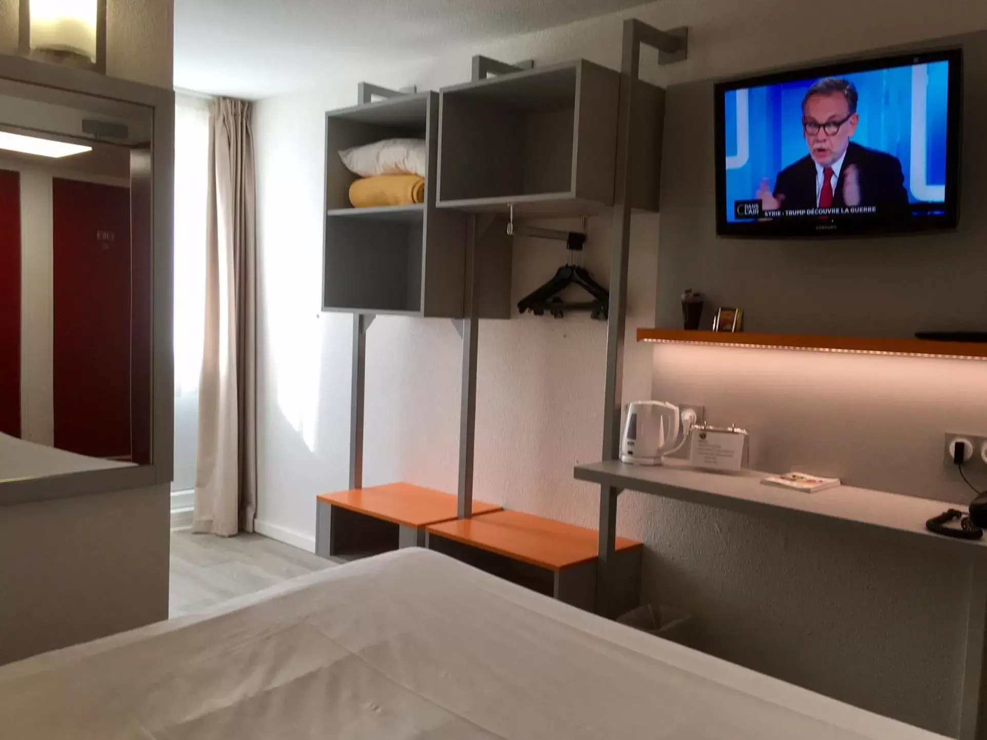 TV and multimedia, TV/Entertainment Center in Hotel du Parc Euromédecine