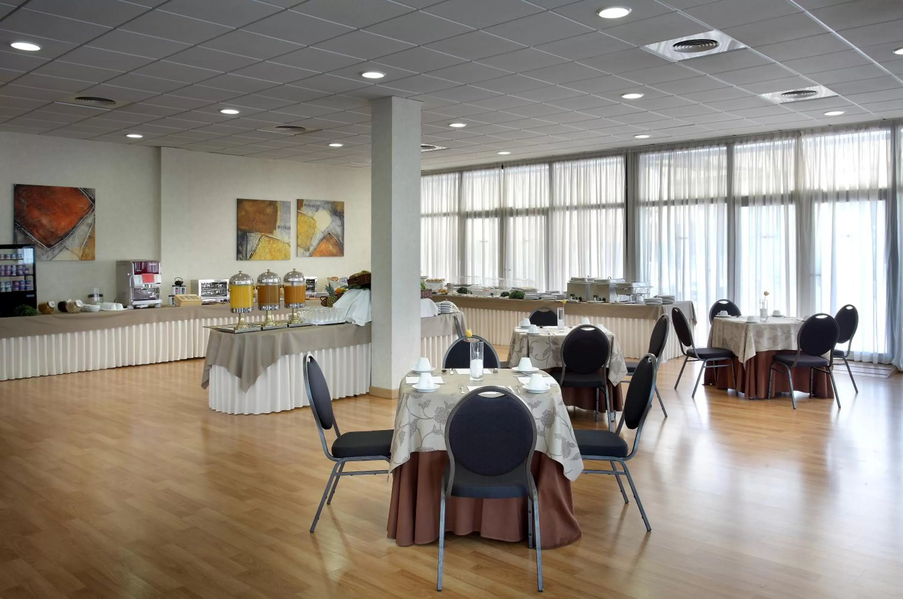 Lounge or bar in Exe Sevilla Palmera