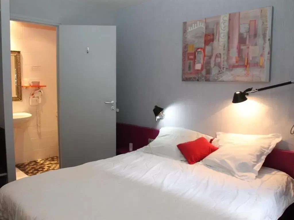 Small Double Room in Hôtel Latino Reims Centre