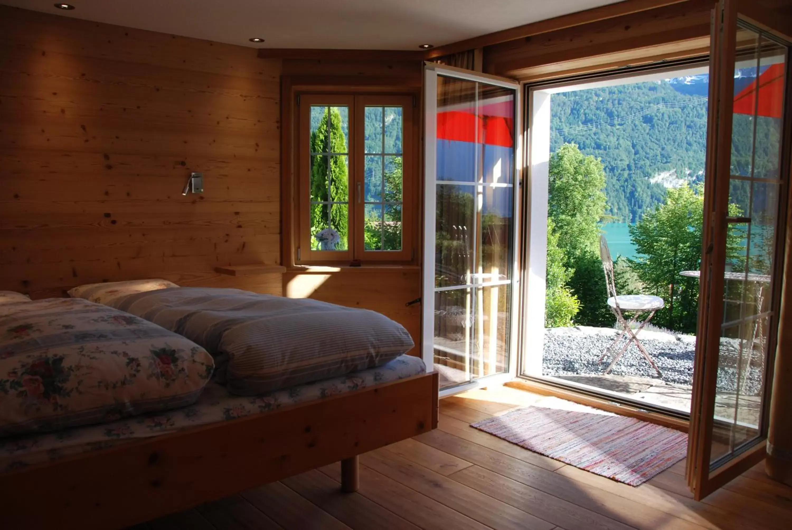 Photo of the whole room, Bed in Jobin Brienz