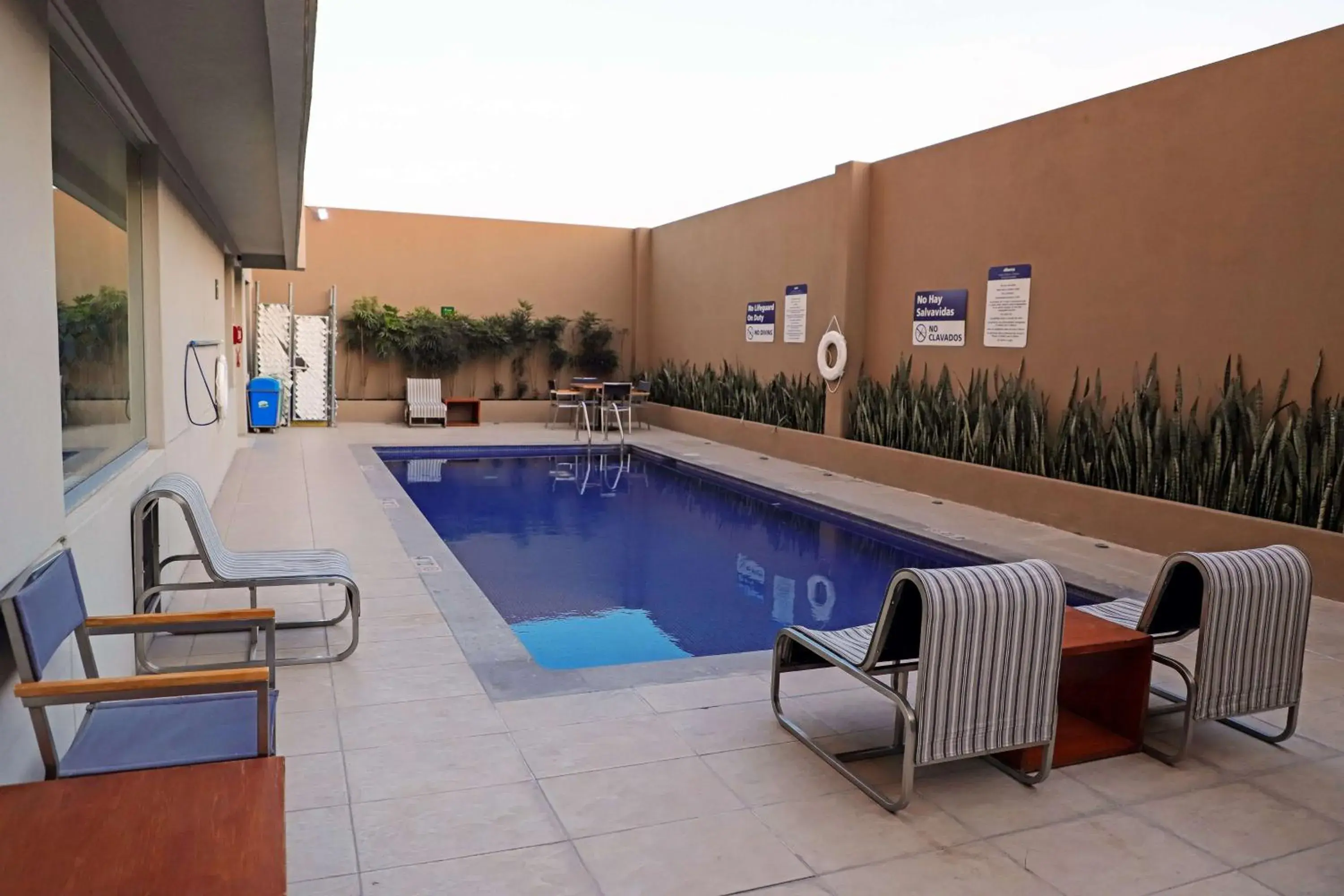 Pool view in Hampton Inn by Hilton Irapuato Pool view in Hampton Inn by Hilton Irapuato