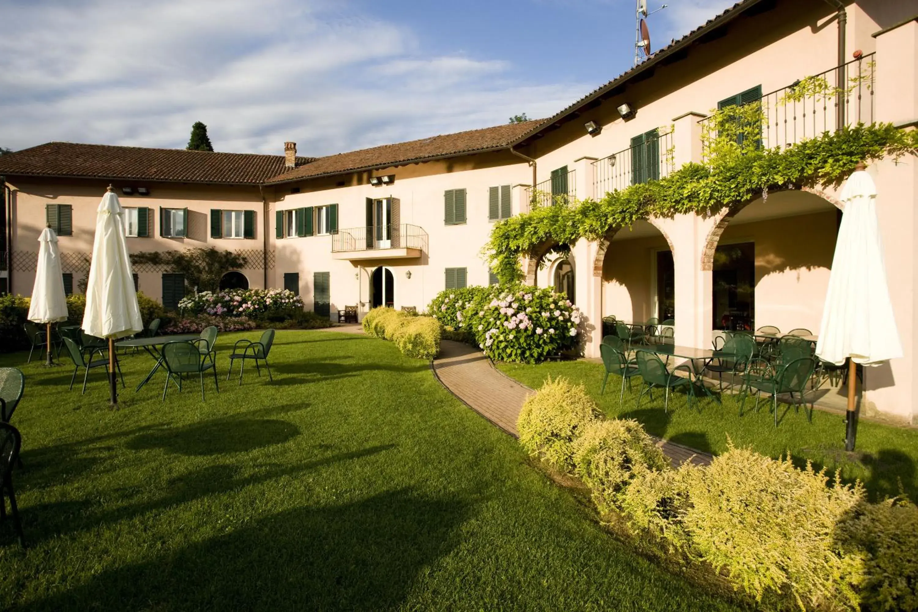 Garden, Property Building in Hostellerie Du Golf