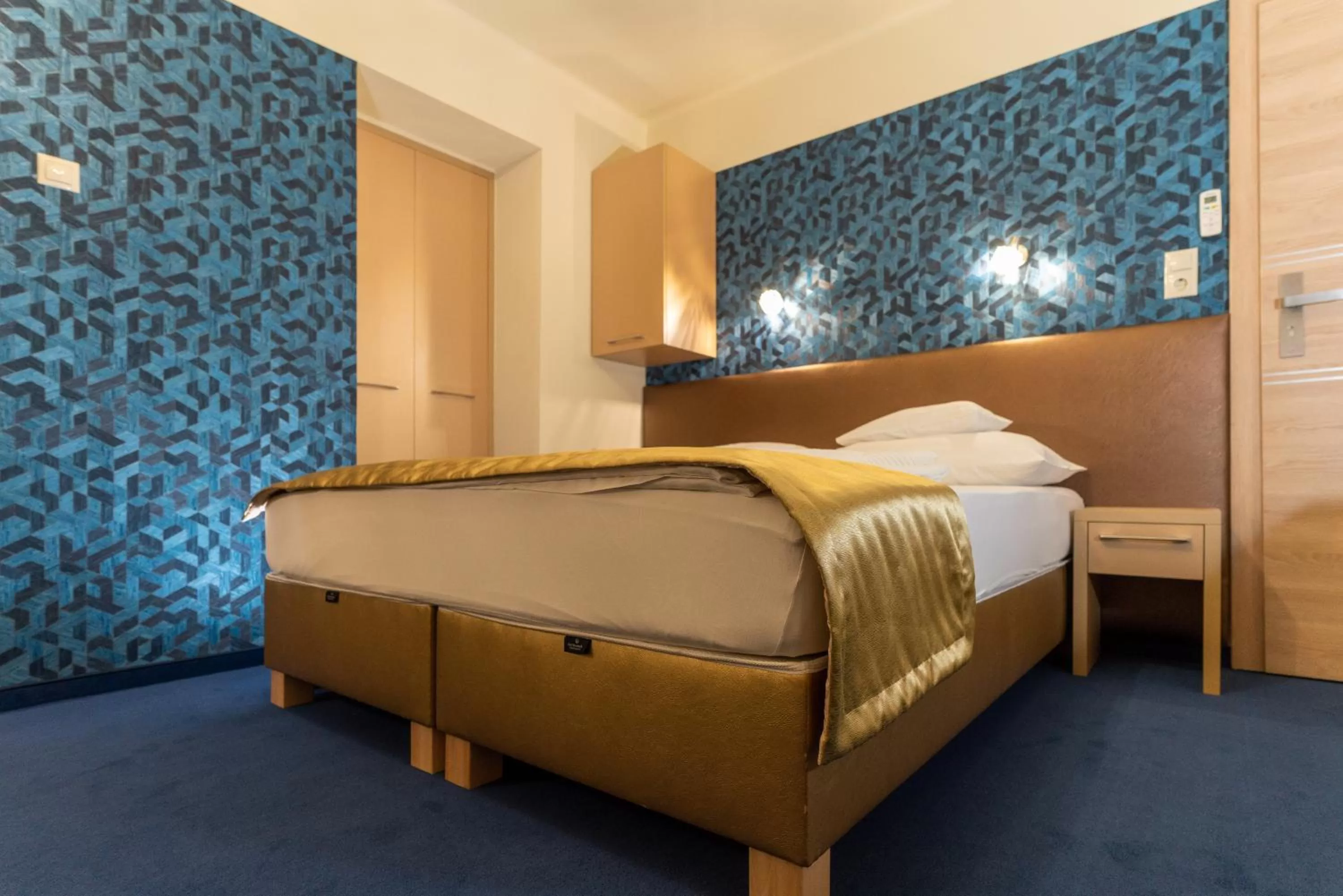 Photo of the whole room, Bed in Teátrum Boutique Hotel