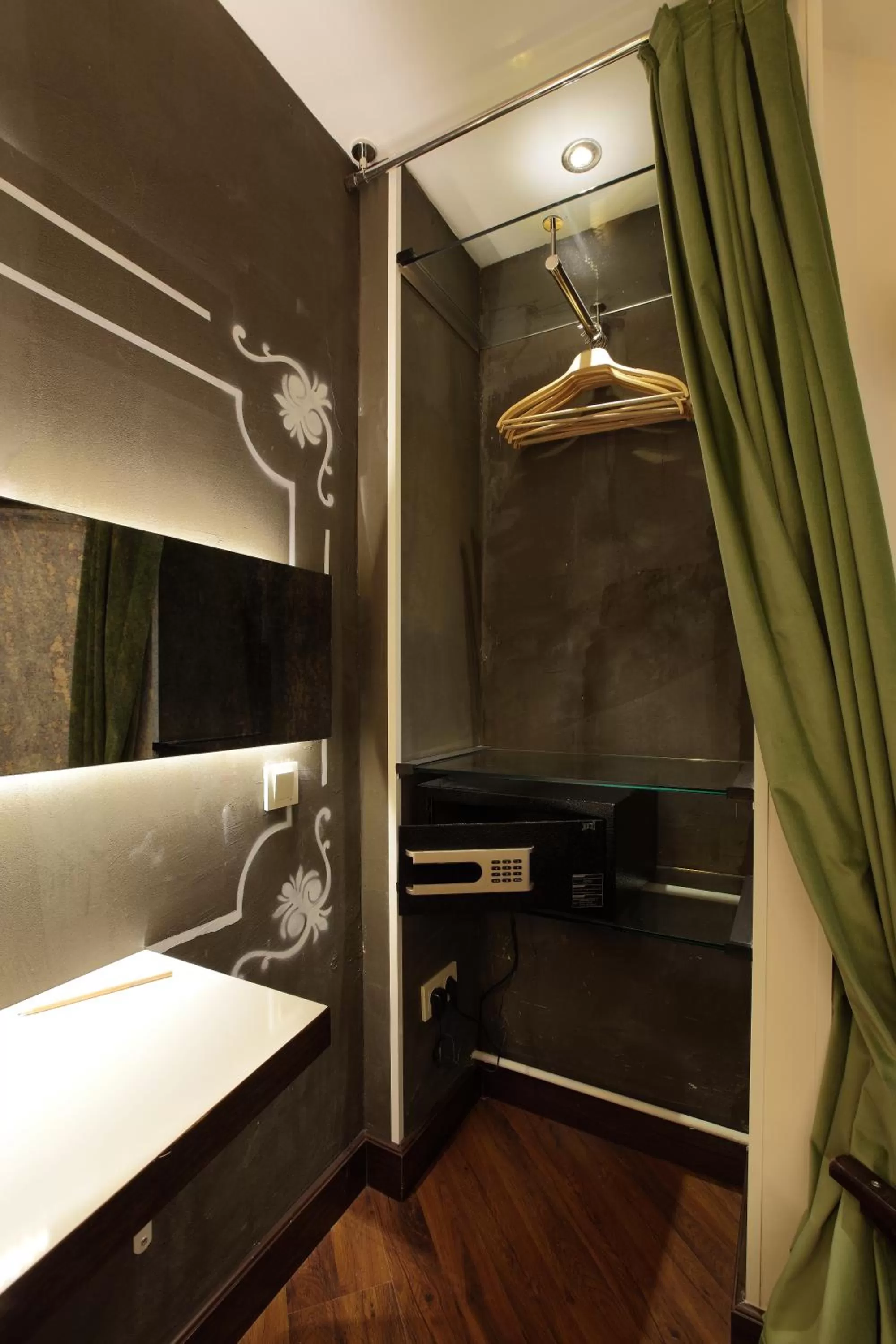 Shower, Bed in Hotel Niles Istanbul
