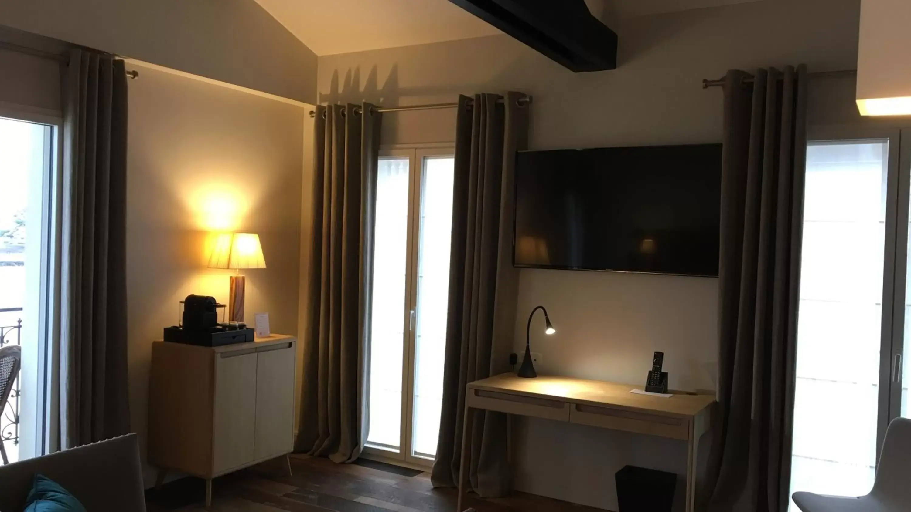 Bedroom, TV/Entertainment Center in Hôtel de la Plage - Saint Jean de Luz