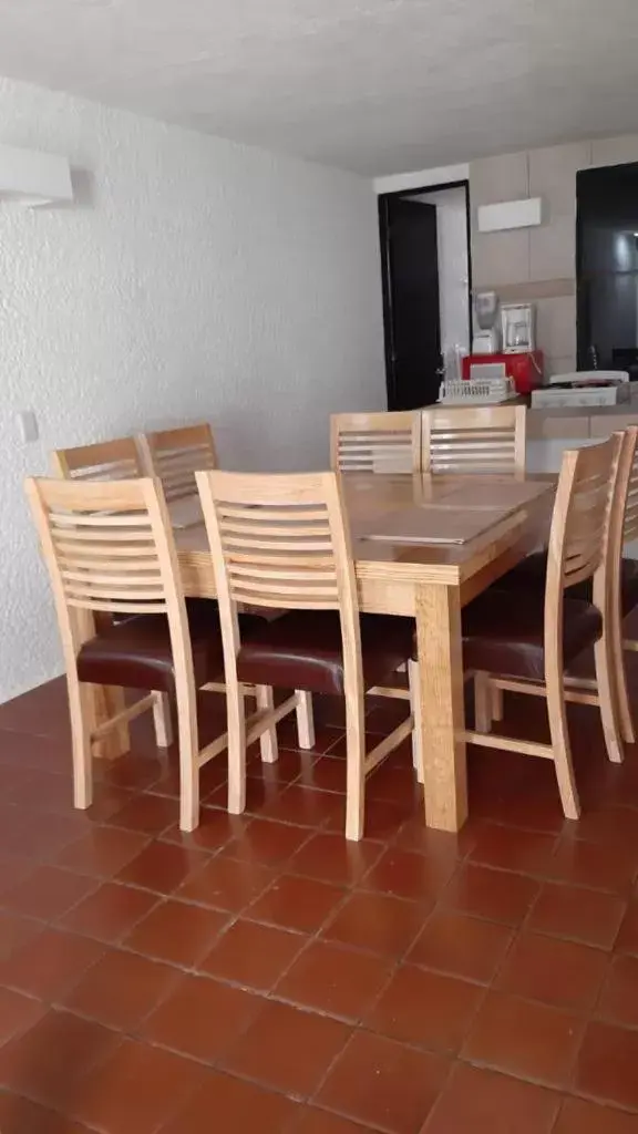 Dining Area in Mar Paraiso Queen