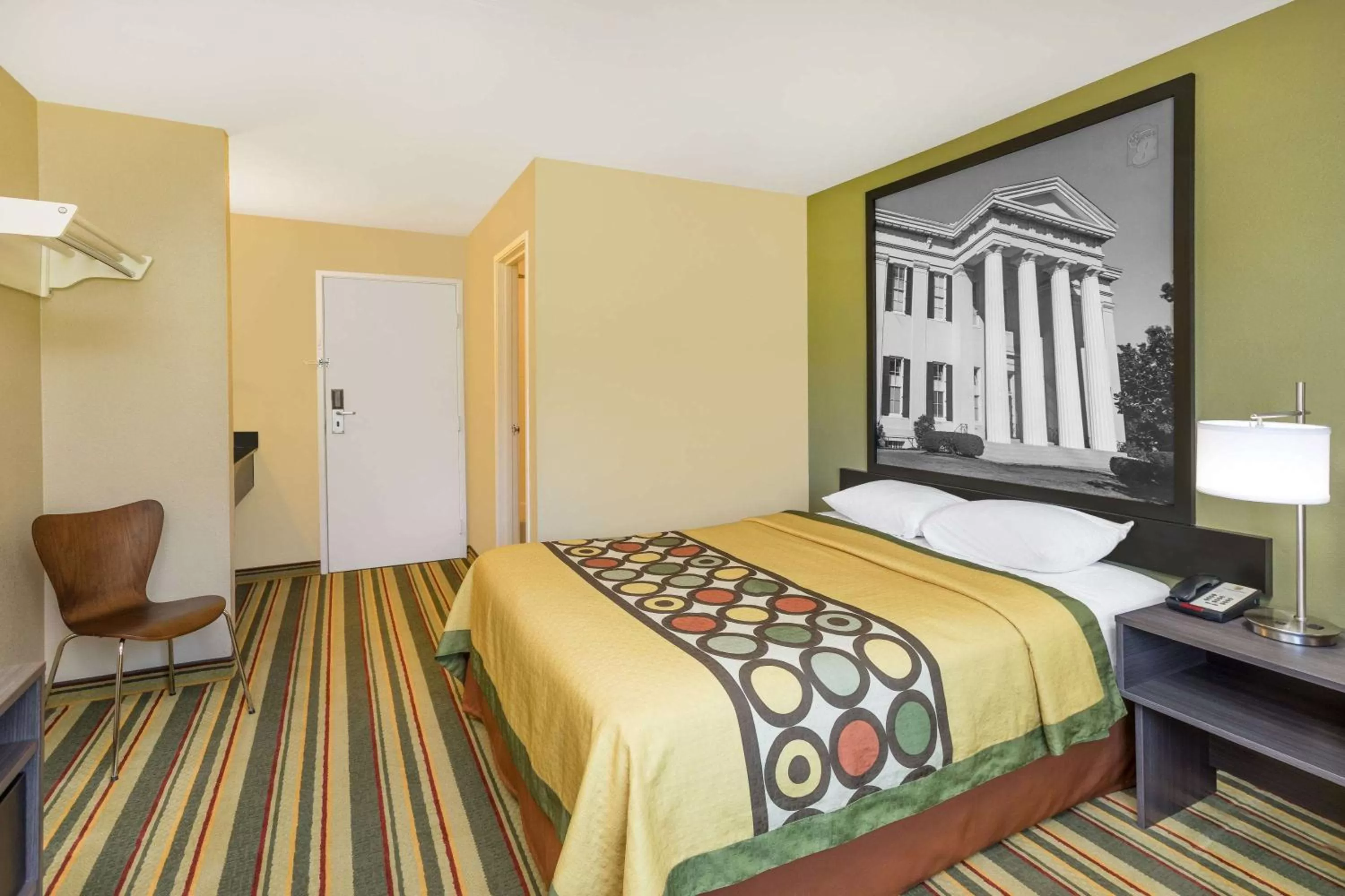 Photo of the whole room, Bed in Super 8 by Wyndham Vicksburg