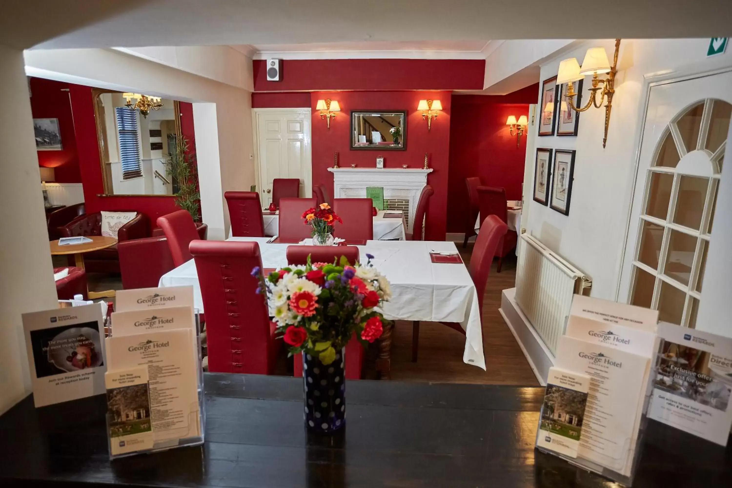 Lounge or bar, Restaurant/Places to Eat in Best Western The George Hotel, Swaffham