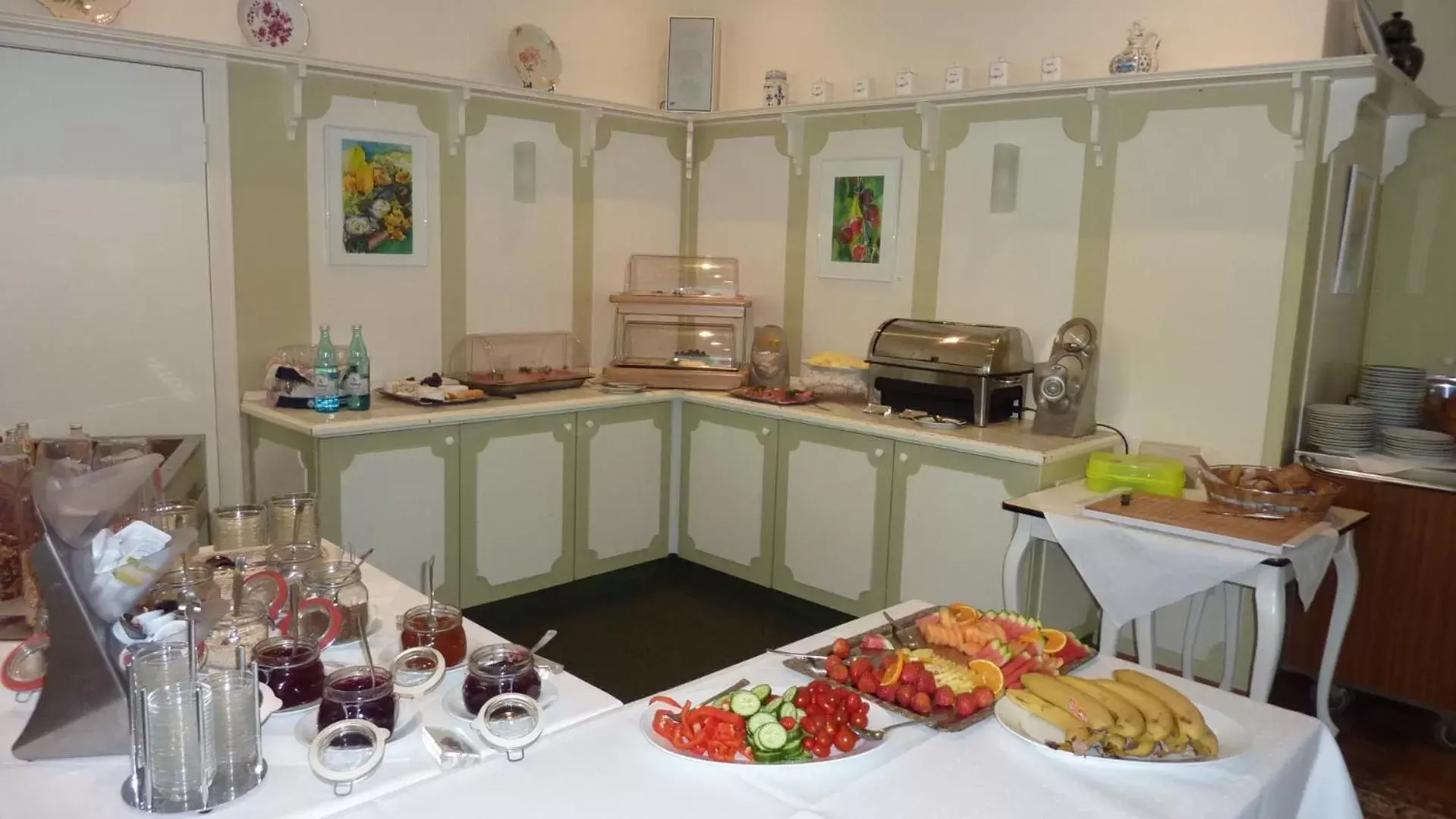 Buffet breakfast, Restaurant/Places to Eat in Akzent Hotel Zur Wasserburg - Hotel Garni bed & breakfast