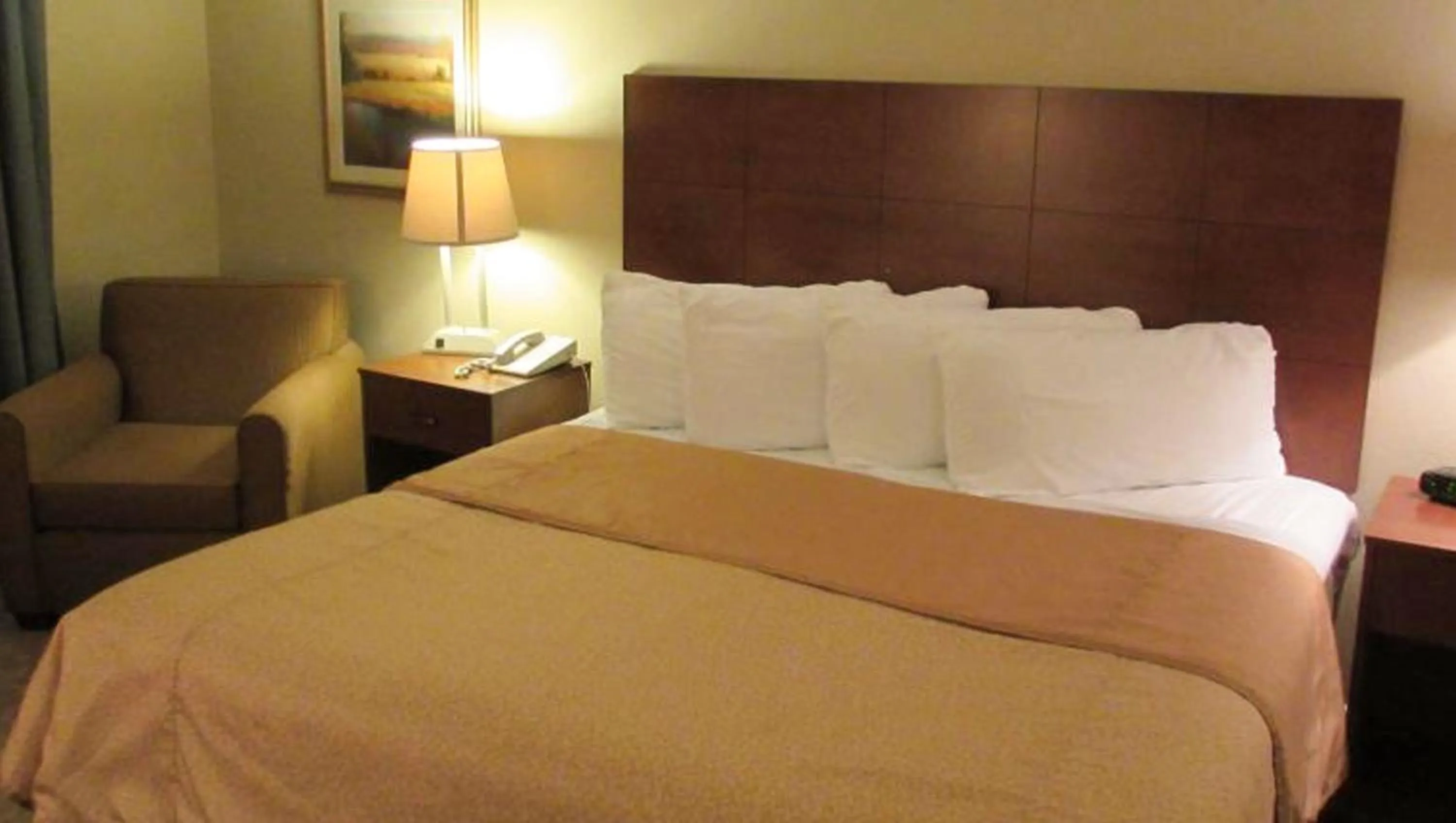 Bedroom, Bed in Magnuson Grand Pioneer Inn and Suites