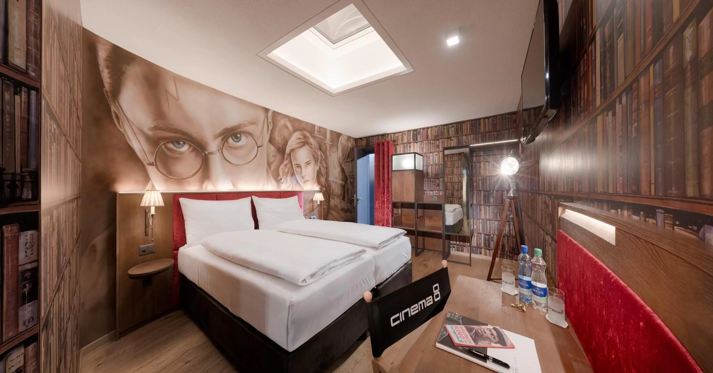 Photo of the whole room, Bed in Hotel Cinema 8