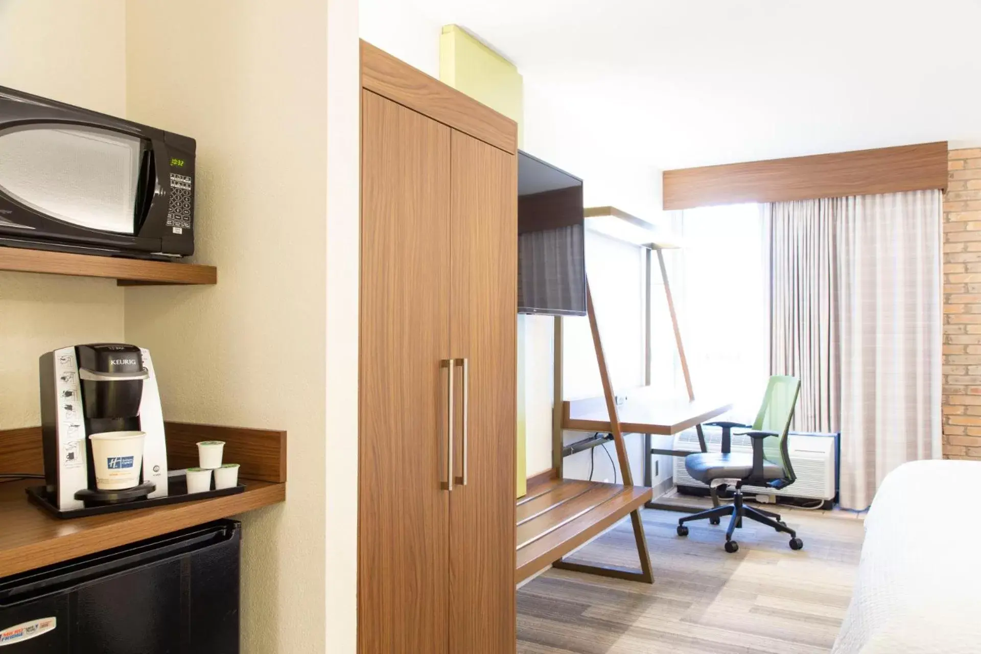 Coffee/tea facilities, TV/Entertainment Center in Holiday Inn Express - San Antonio Airport, an IHG Hotel