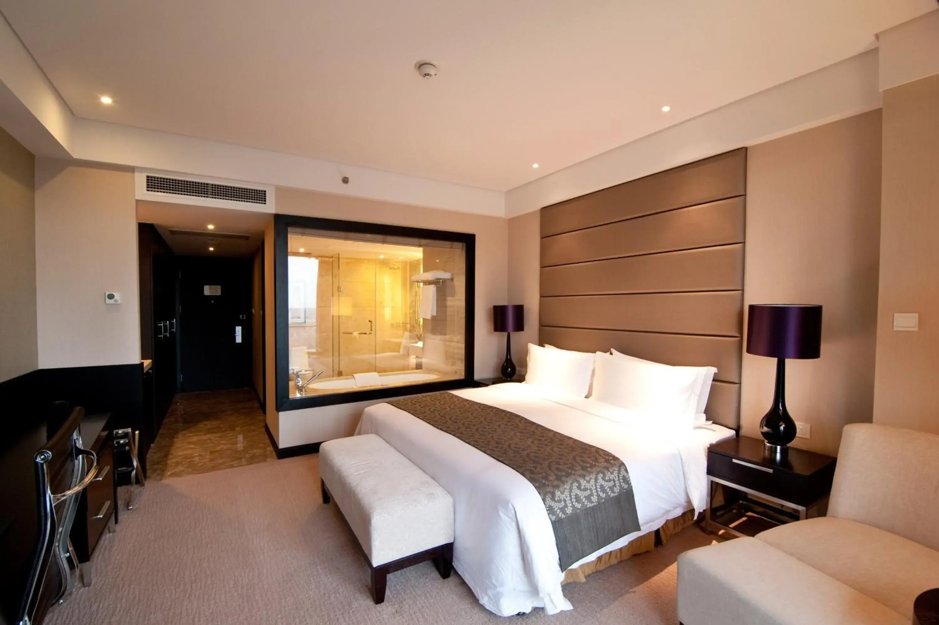 Photo of the whole room, Bed in Crowne Plaza Shanghai Xiayang Lake, an IHG Hotel