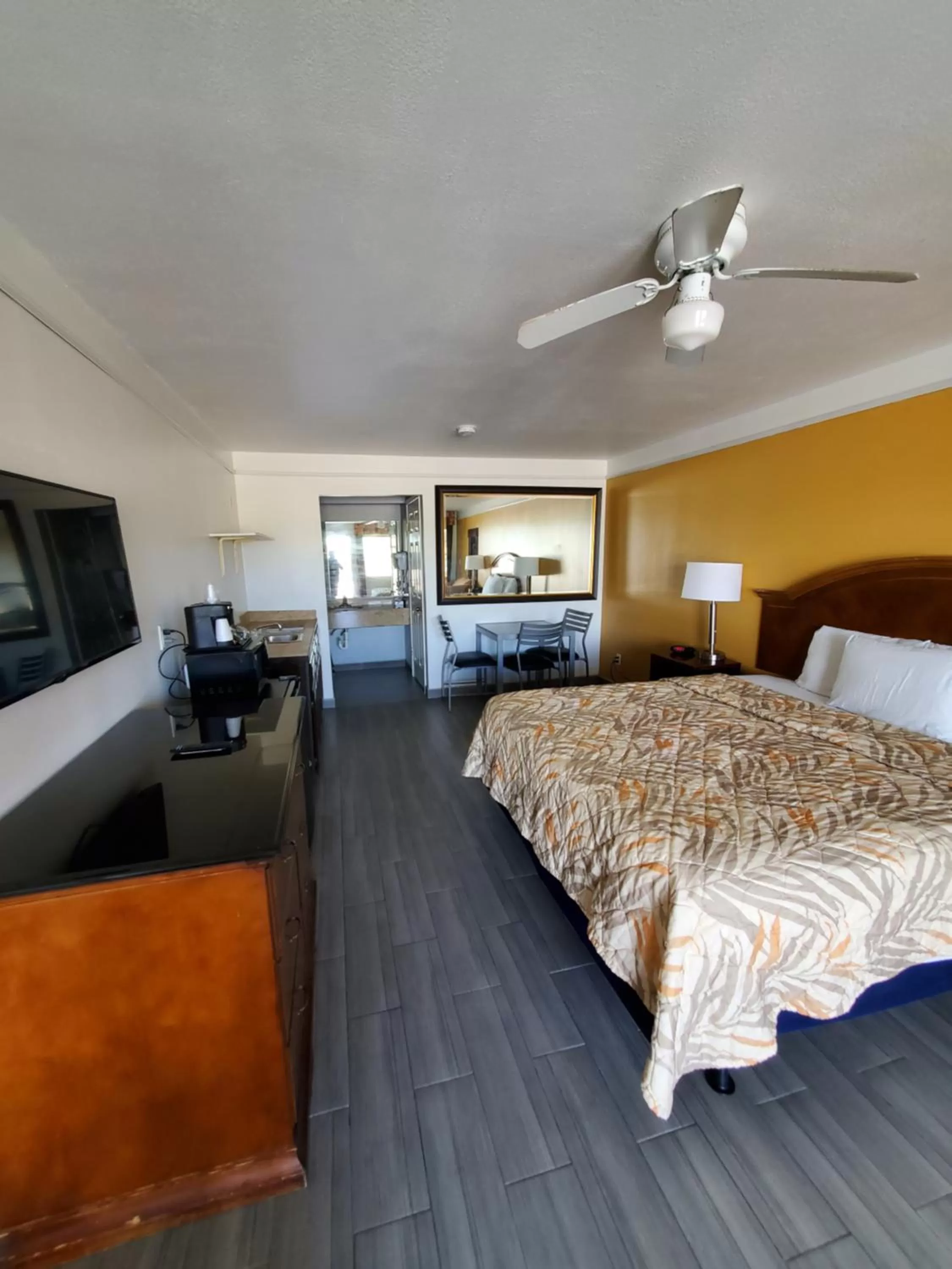 Bed in Deluxe Inn and Suites