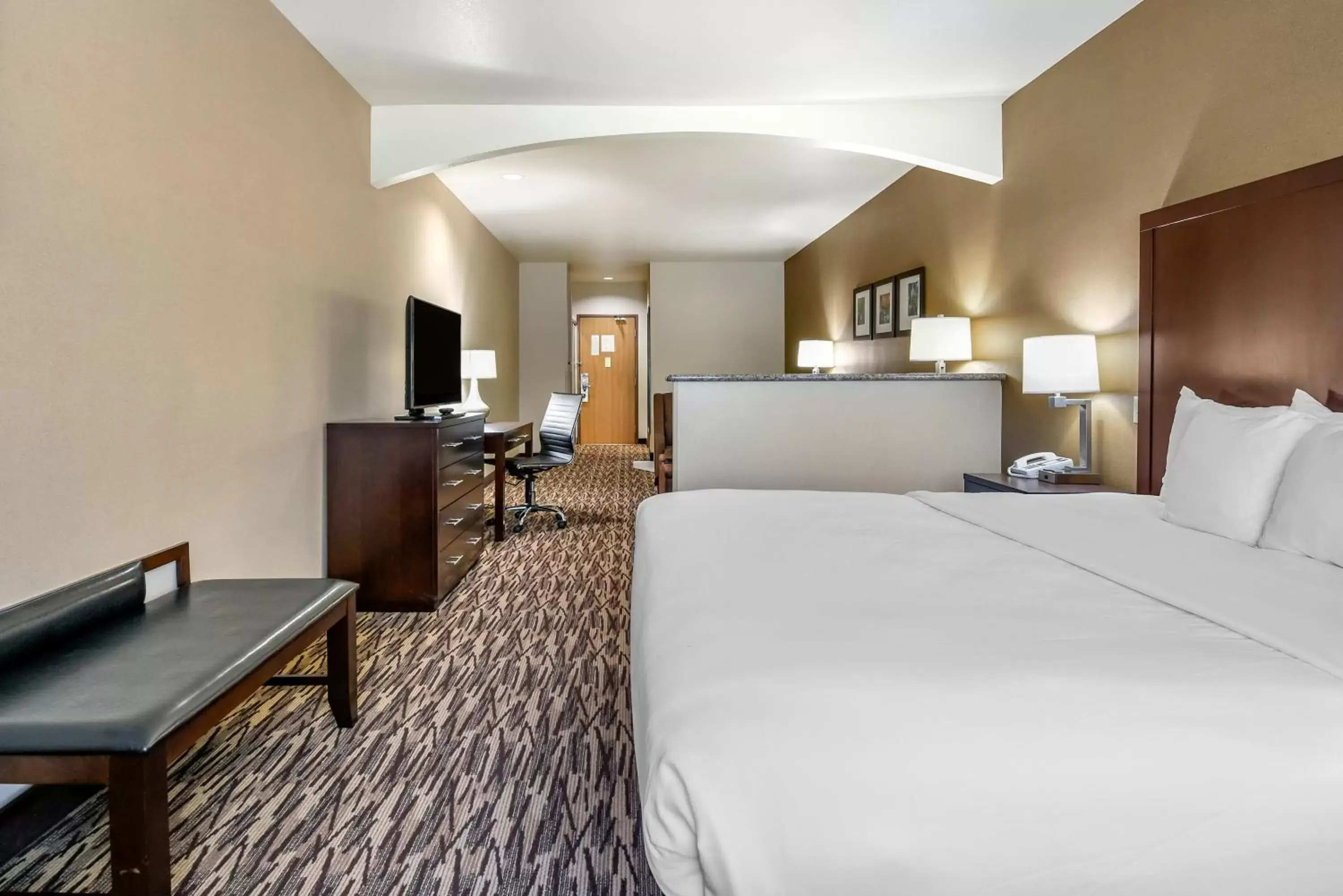 Bedroom, Bed in Comfort Suites Portland Airport