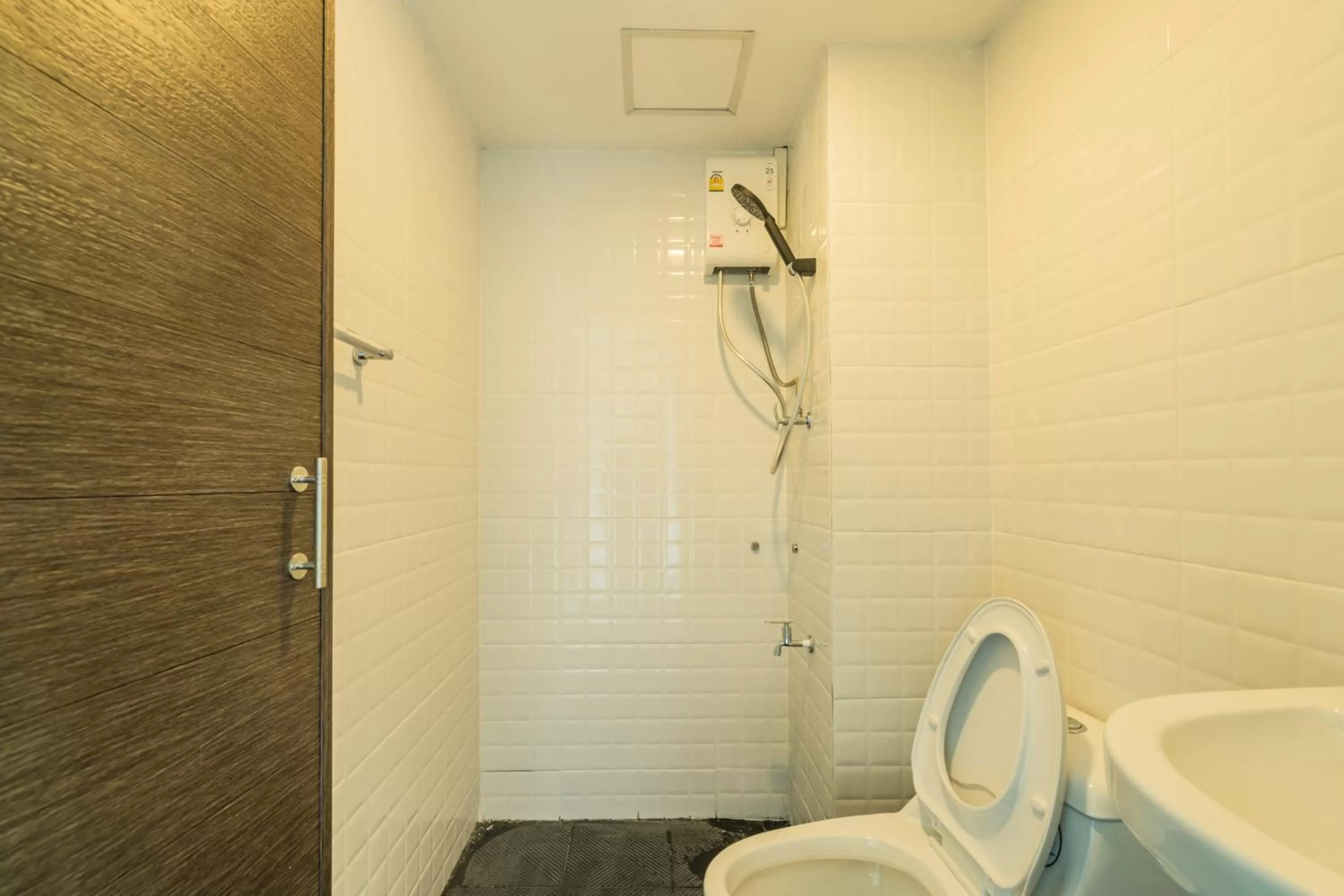 Bathroom in Your Space Hotel Prasingh