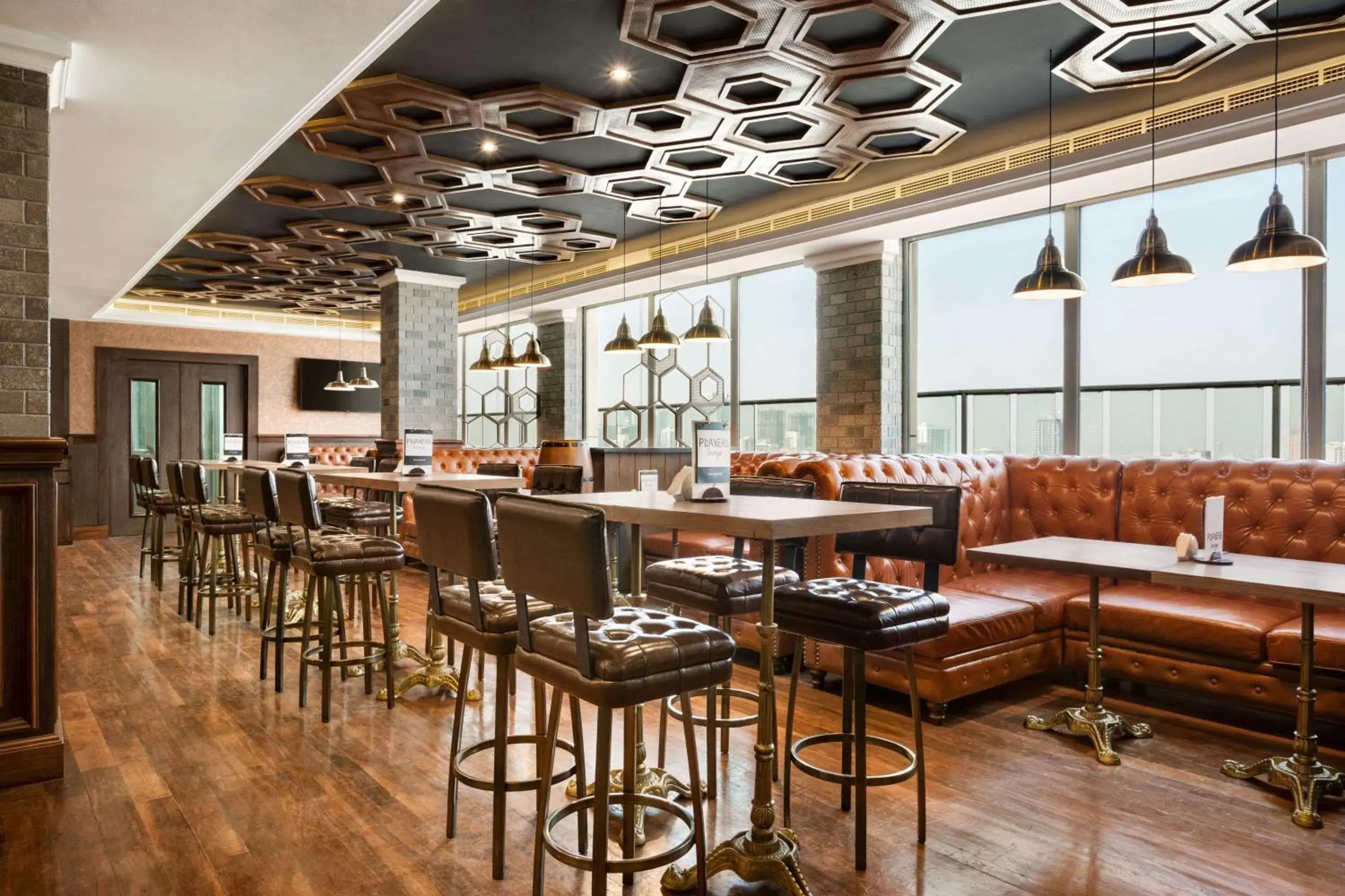 Lounge or bar, Restaurant/Places to Eat in Wyndham Garden Manama