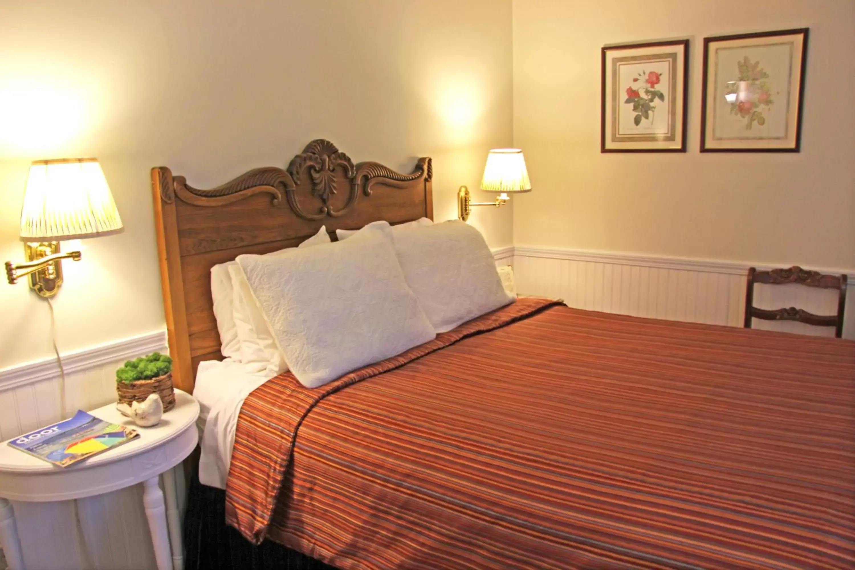 Photo of the whole room, Bed in Eagle Harbor Inn