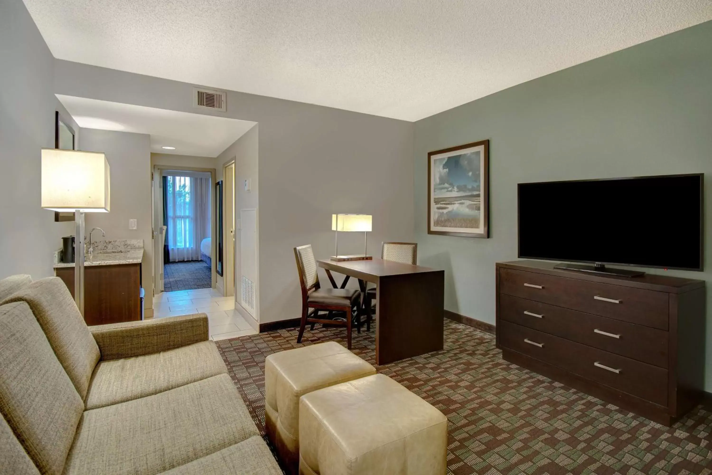 Bedroom, TV/Entertainment Center in Embassy Suites by Hilton Jacksonville Baymeadows