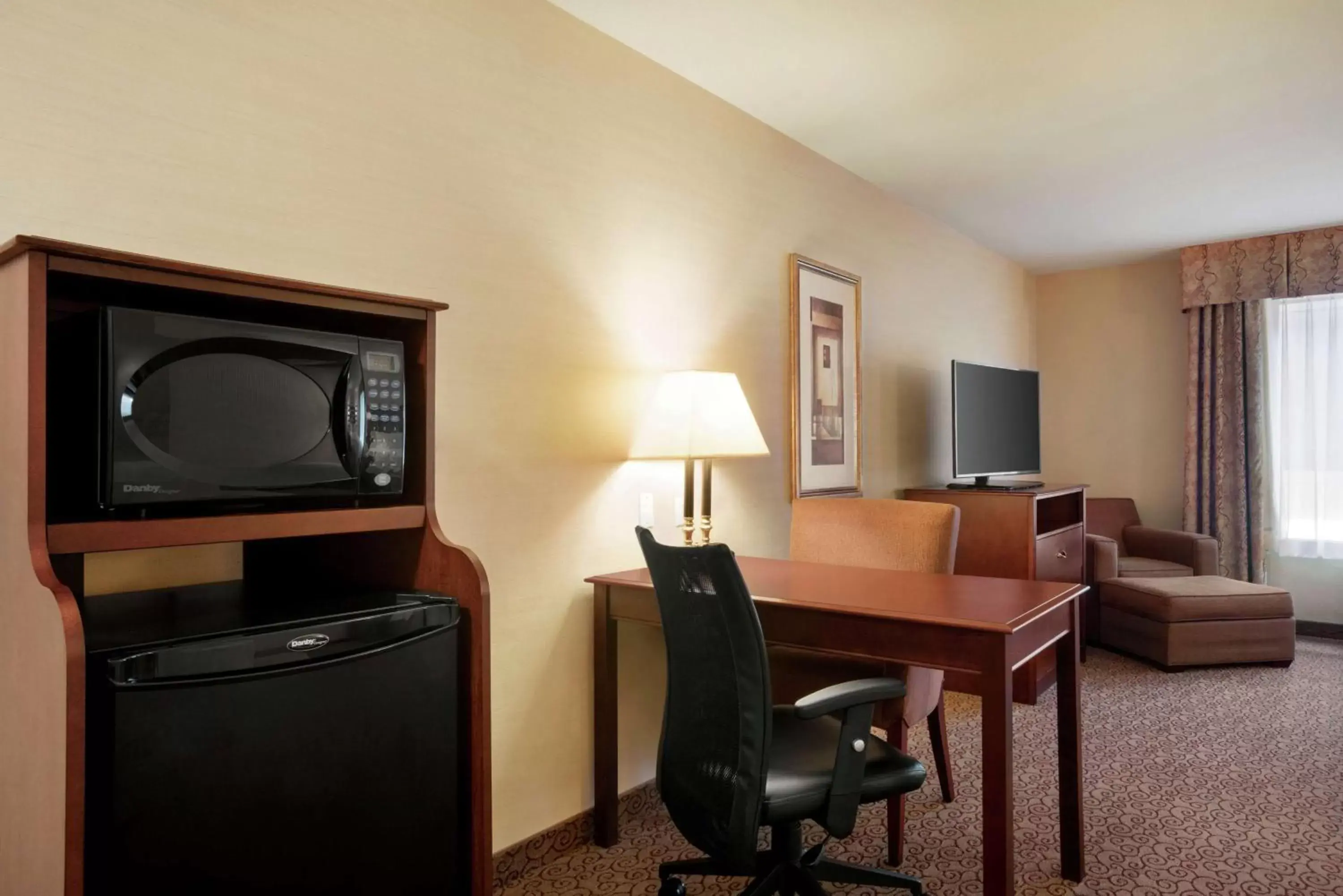 Bedroom, TV/Entertainment Center in Hampton Inn & Suites West Bend