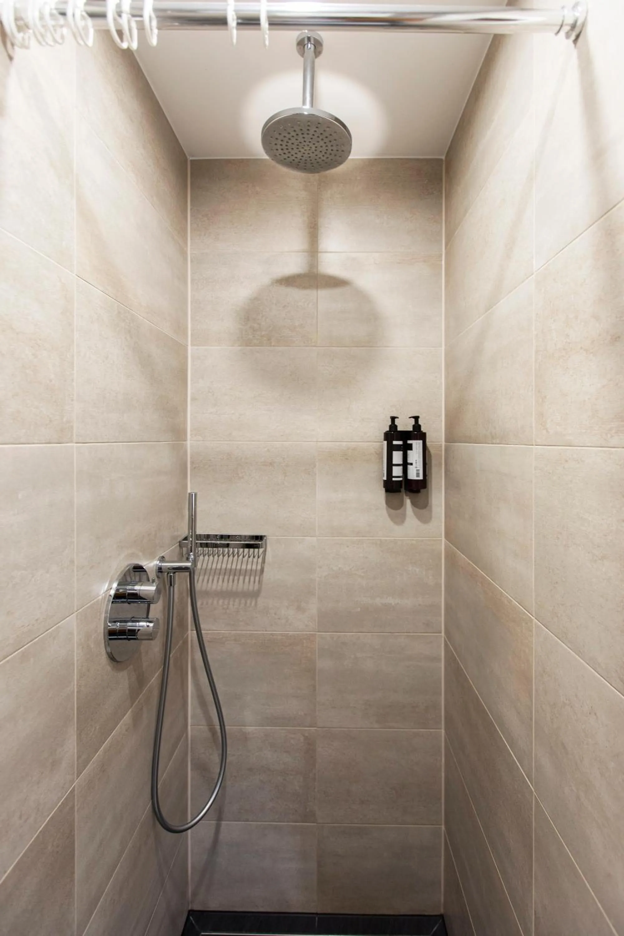 Shower in Quentin Golden Bear Hotel