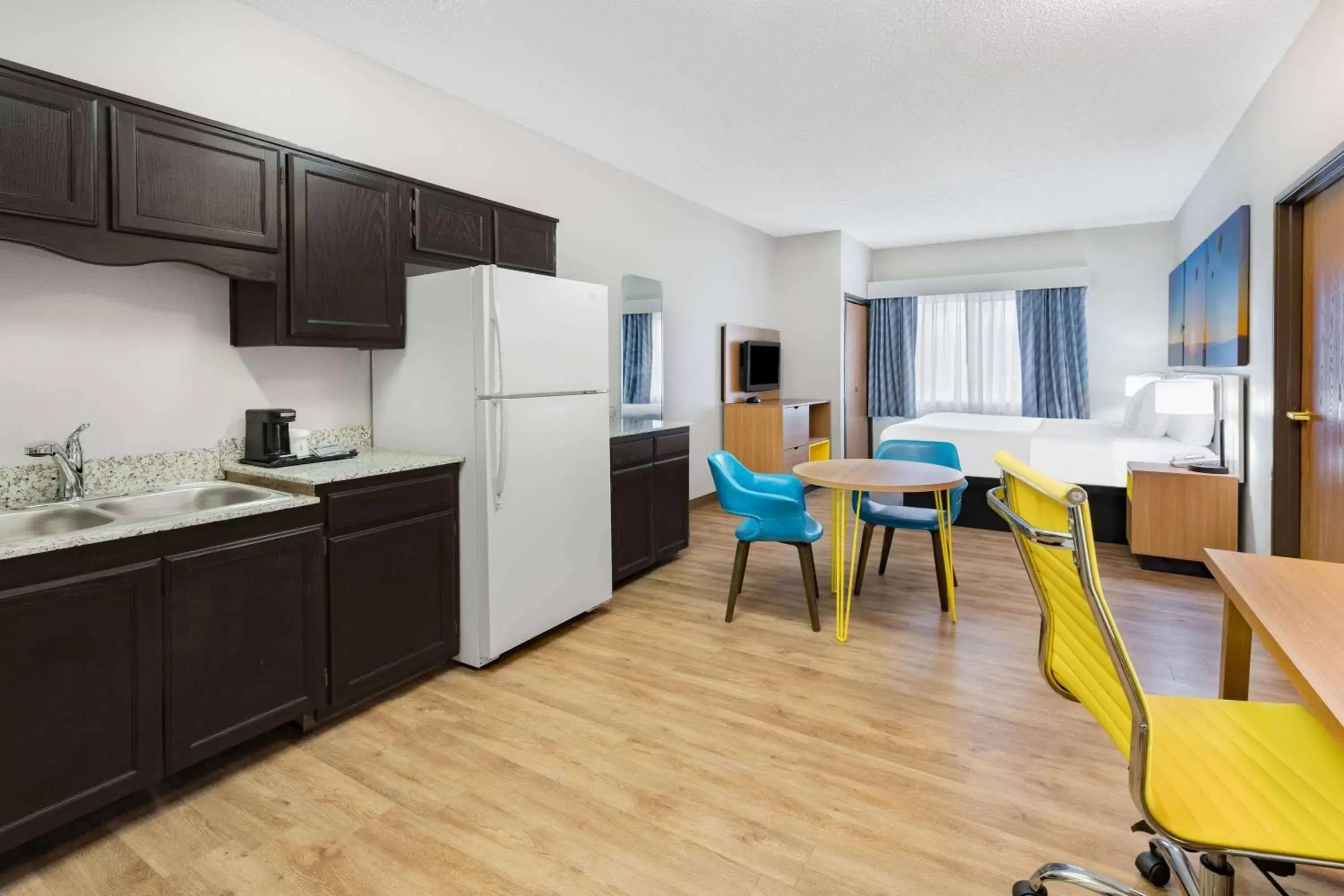 Photo of the whole room, Kitchen/Kitchenette in Days Inn by Wyndham Bernalillo