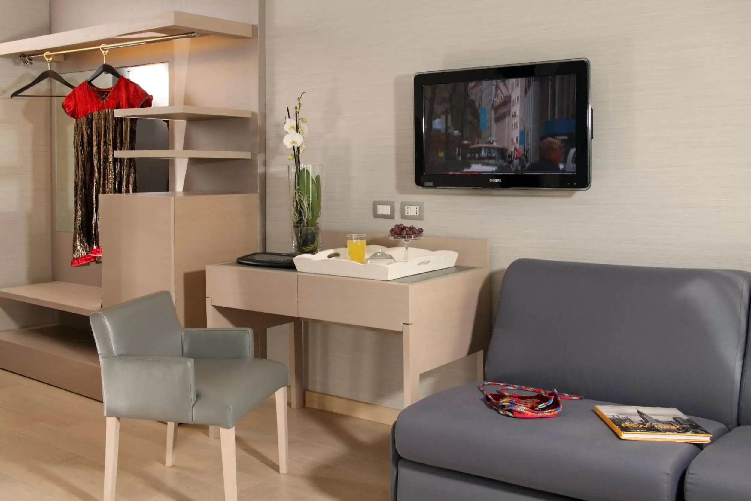 TV and multimedia, Seating Area in Hotel Adriano