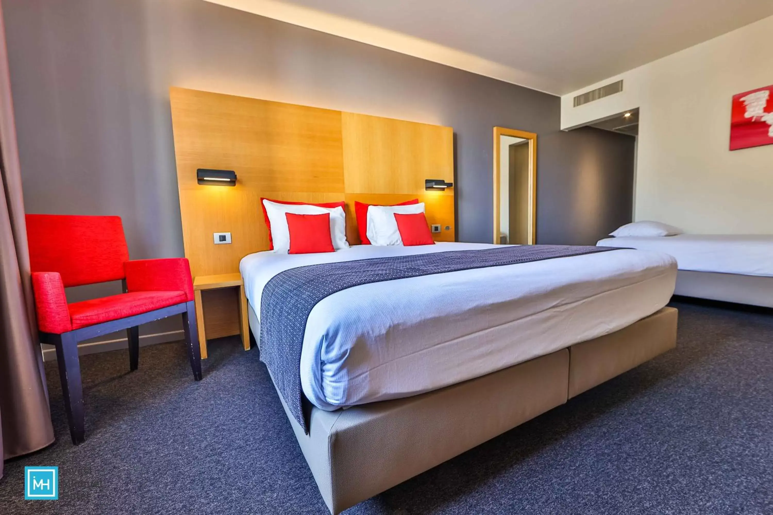 Bedroom, Bed in Hotel De La Couronne Liege