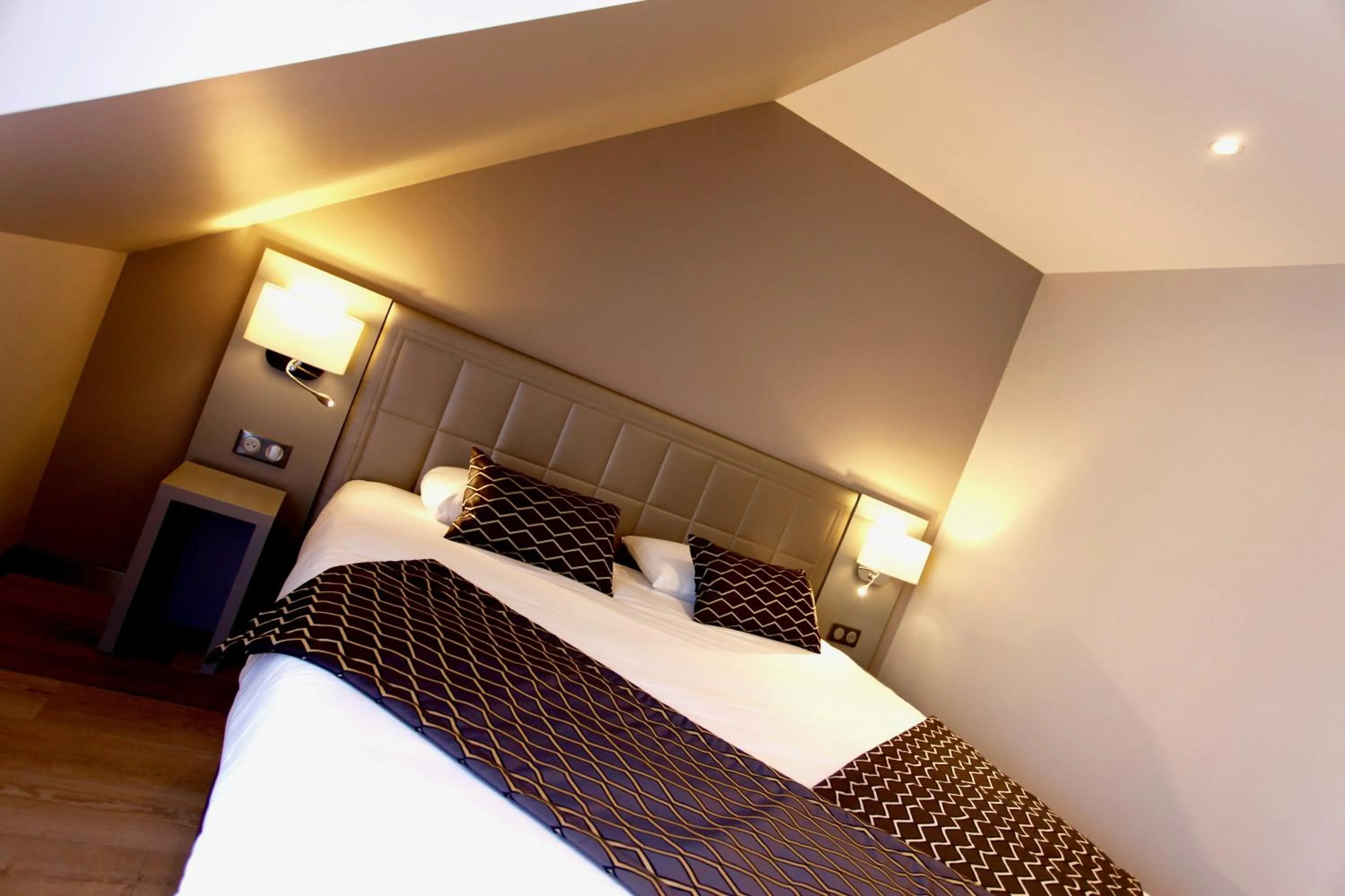 Bed in Logis Hôtel Restaurant Le Moulin de la Coudre