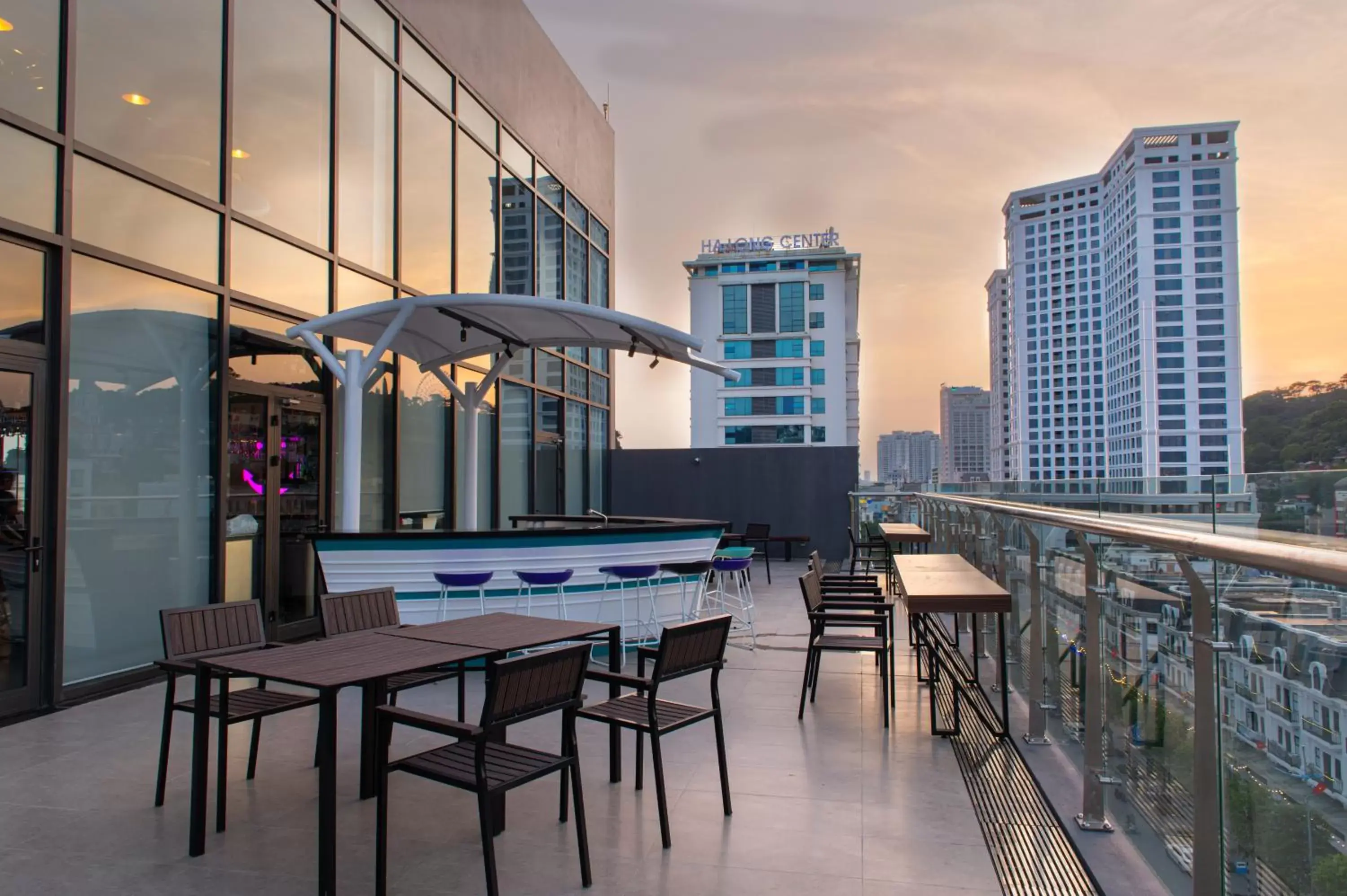 Restaurant/places to eat in Tru by Hilton Ha Long Hon Gai Centre Restaurant/places to eat in Tru by Hilton Ha Long Hon Gai Centre