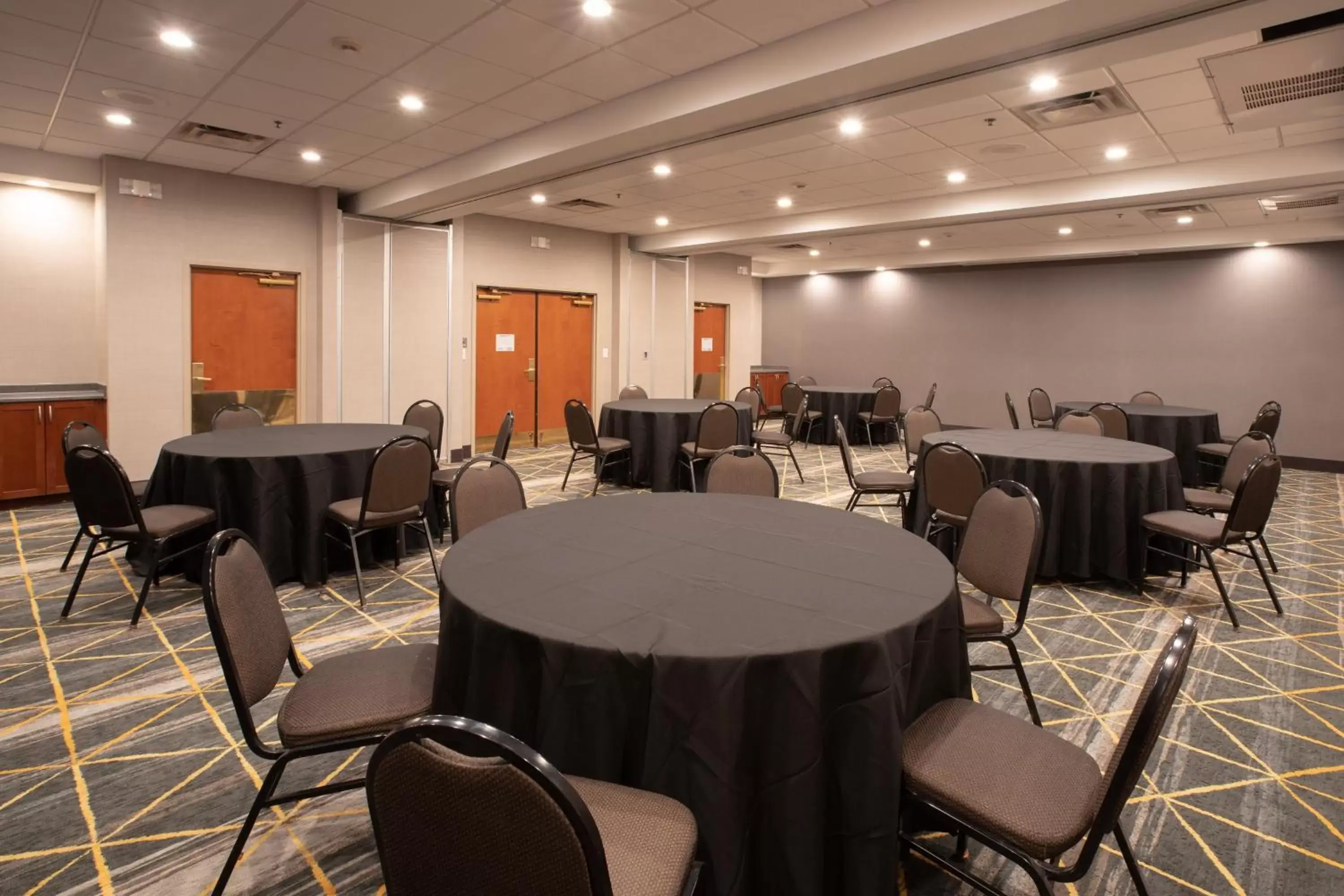 Meeting/conference room, Restaurant/Places to Eat in Holiday Inn Hotels and Suites Goodyear - West Phoenix Area, an IHG Hotel