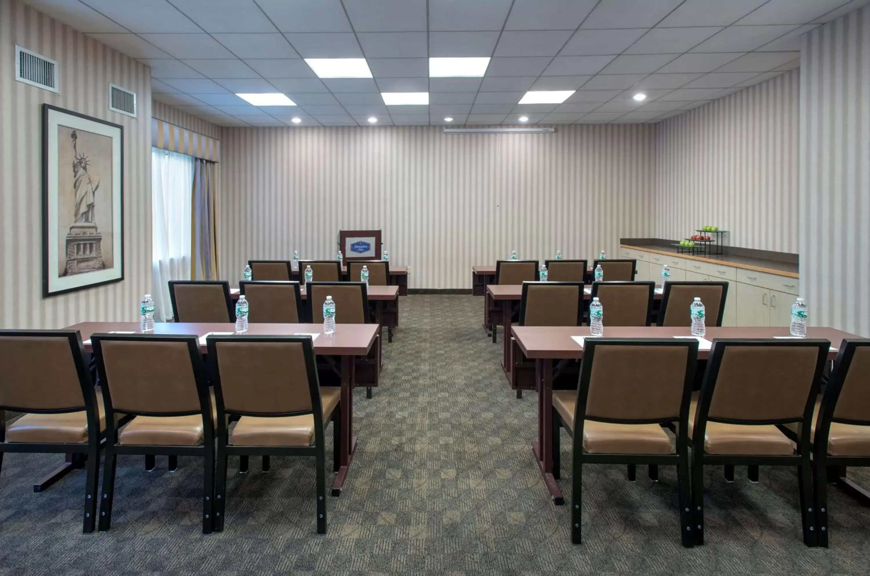 Meeting/conference room in Hampton Inn NY-JFK