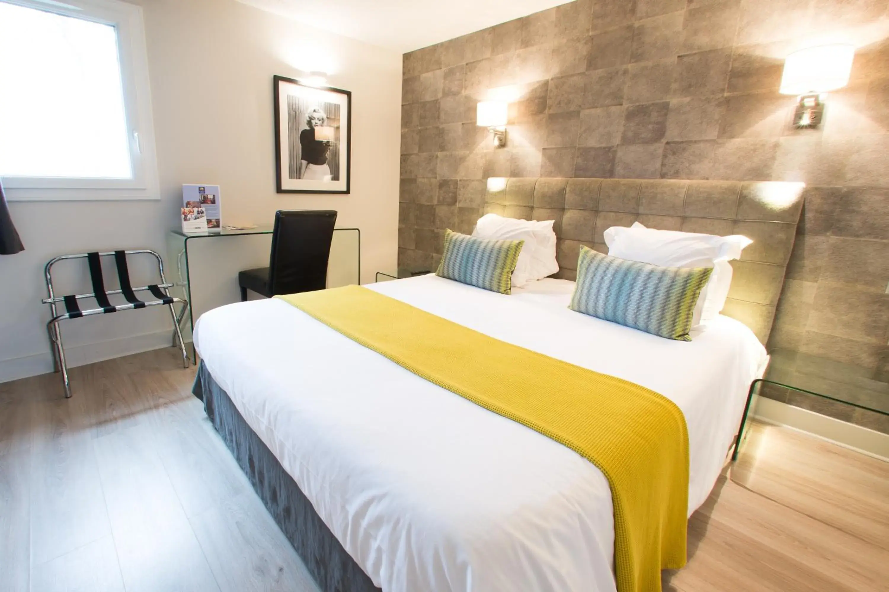 Bed in Hotel Acadie Eragny ( ex Comfort Hotel)