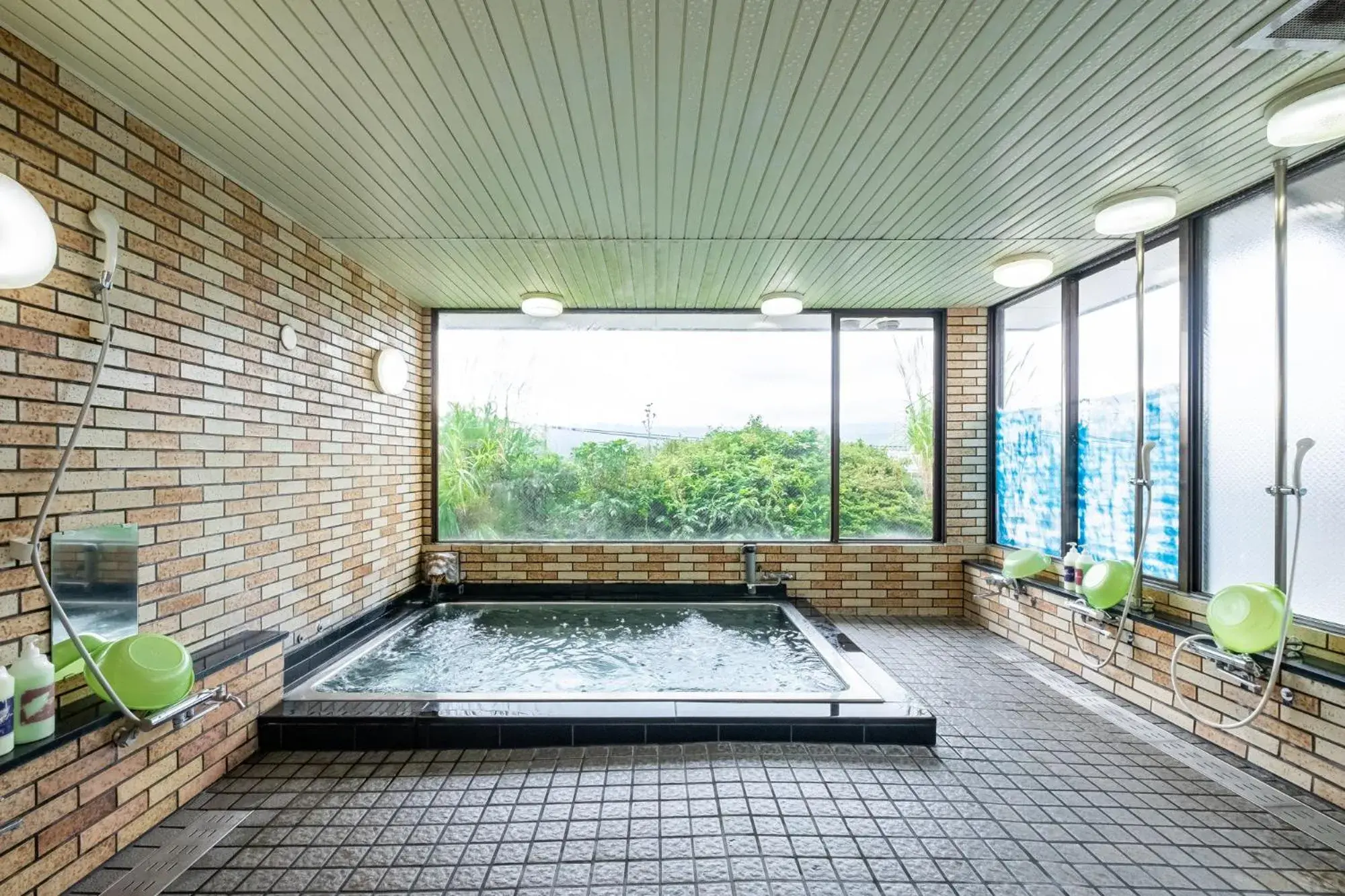 Hot Tub, Swimming Pool in Kawaguchiko Station Inn
