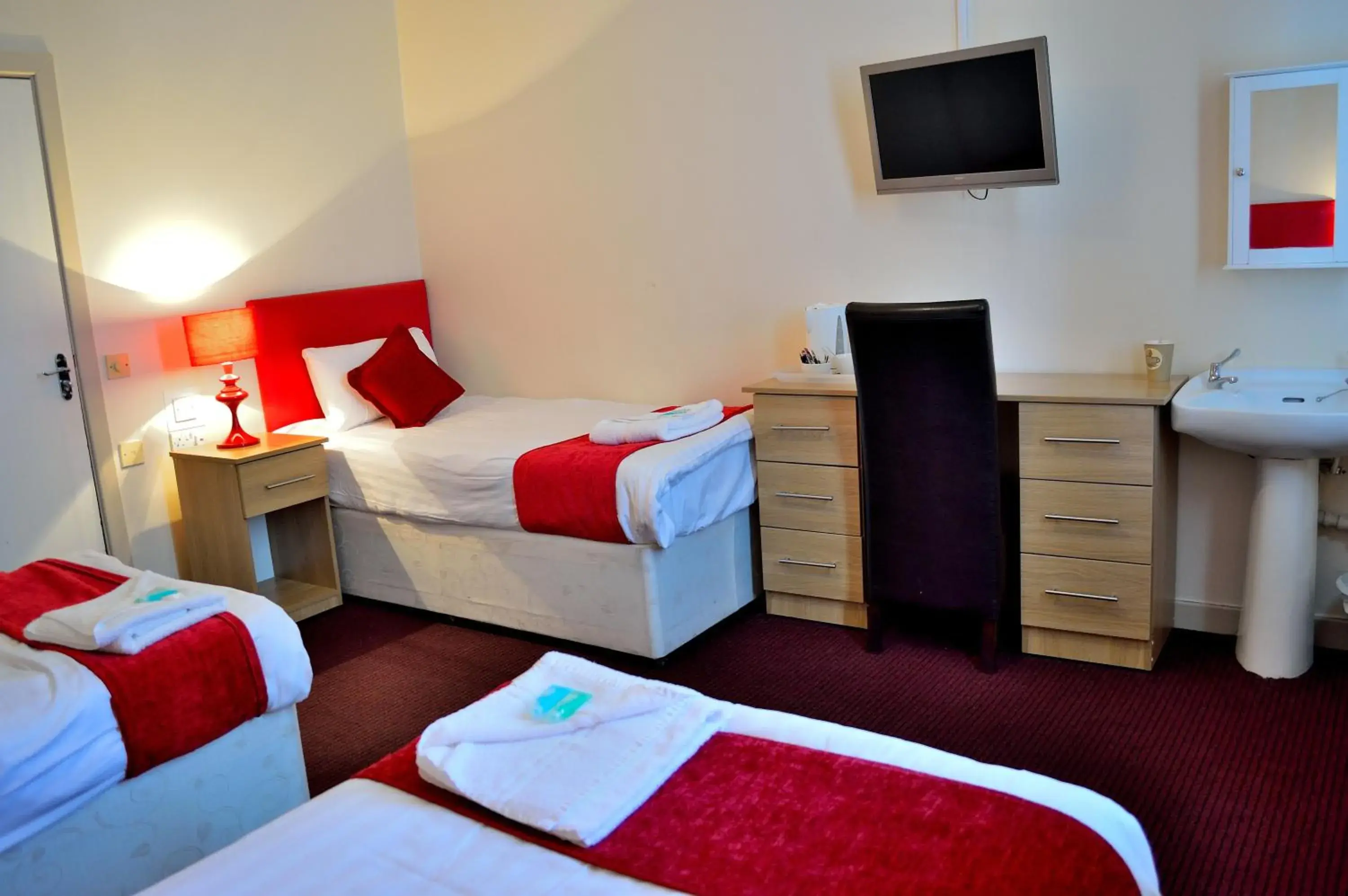 Bathroom, Bed in Hotel Express Newcastle Gateshead