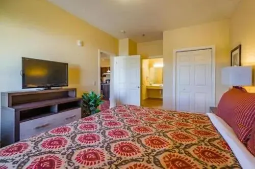 Bedroom, Bed in Berkshire Mountain Lodge