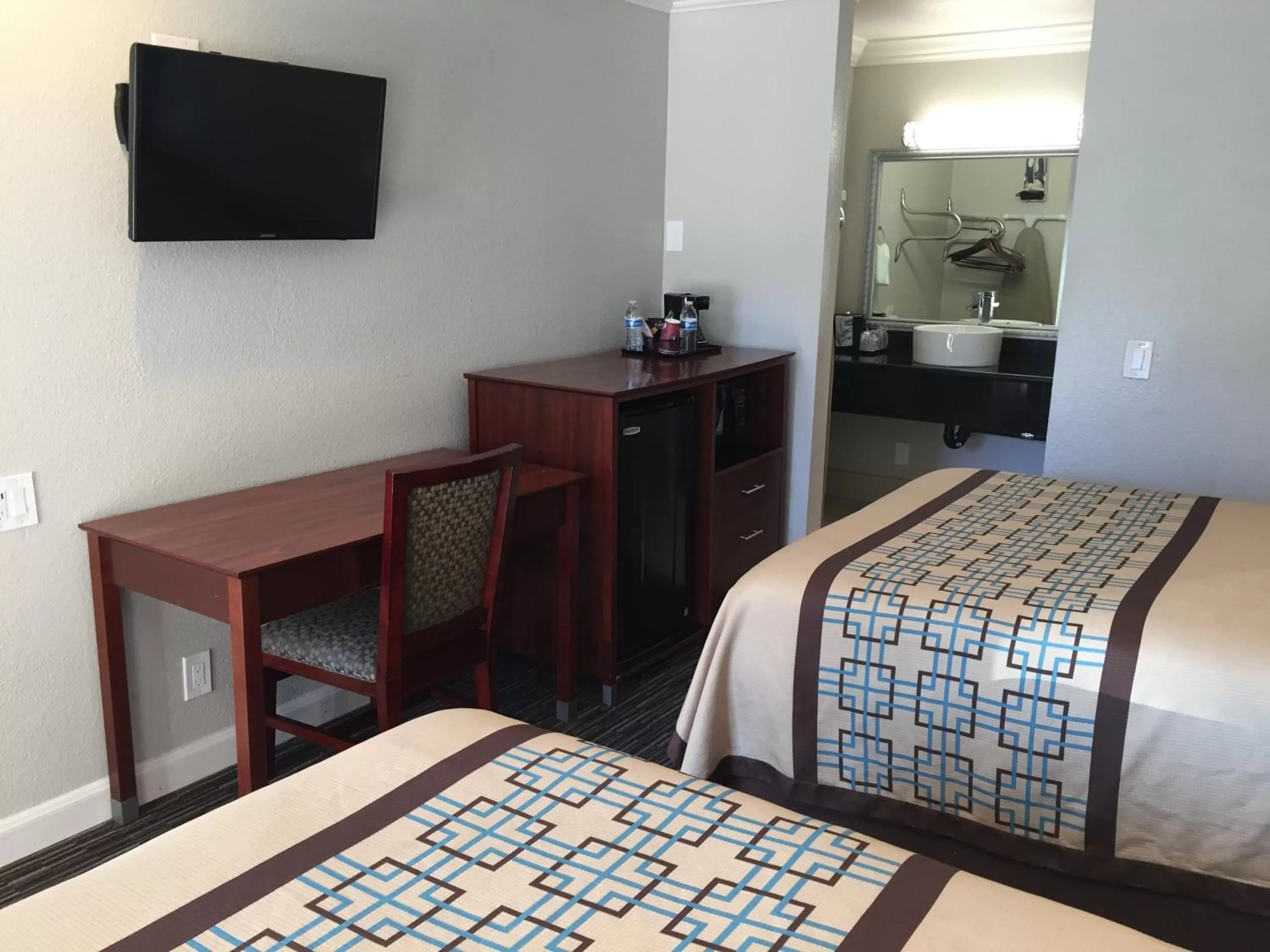 Photo of the whole room, TV/Entertainment Center in Continental Lodge