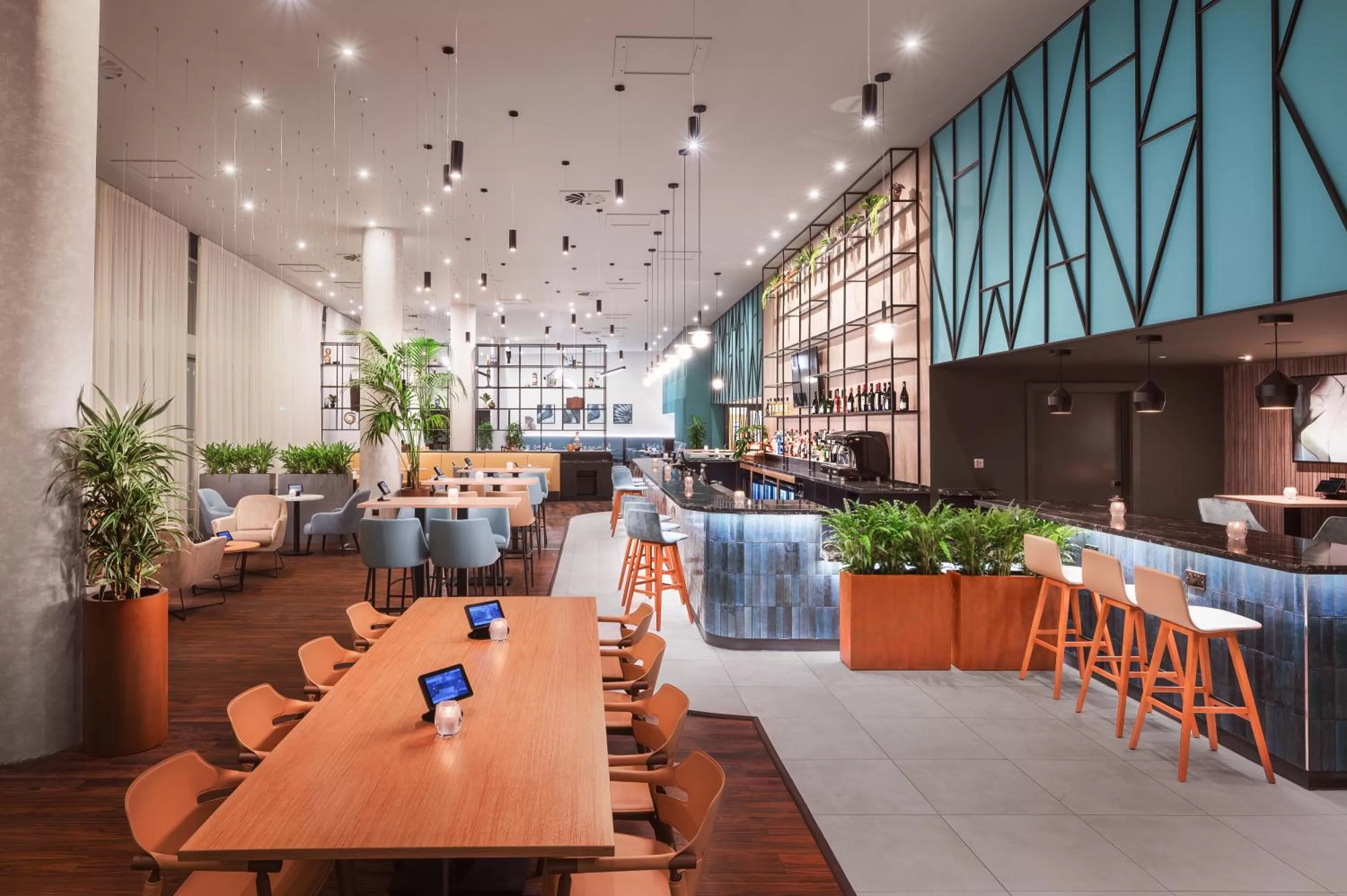 Restaurant/places to eat in Courtyard by Marriott London Gatwick Airport