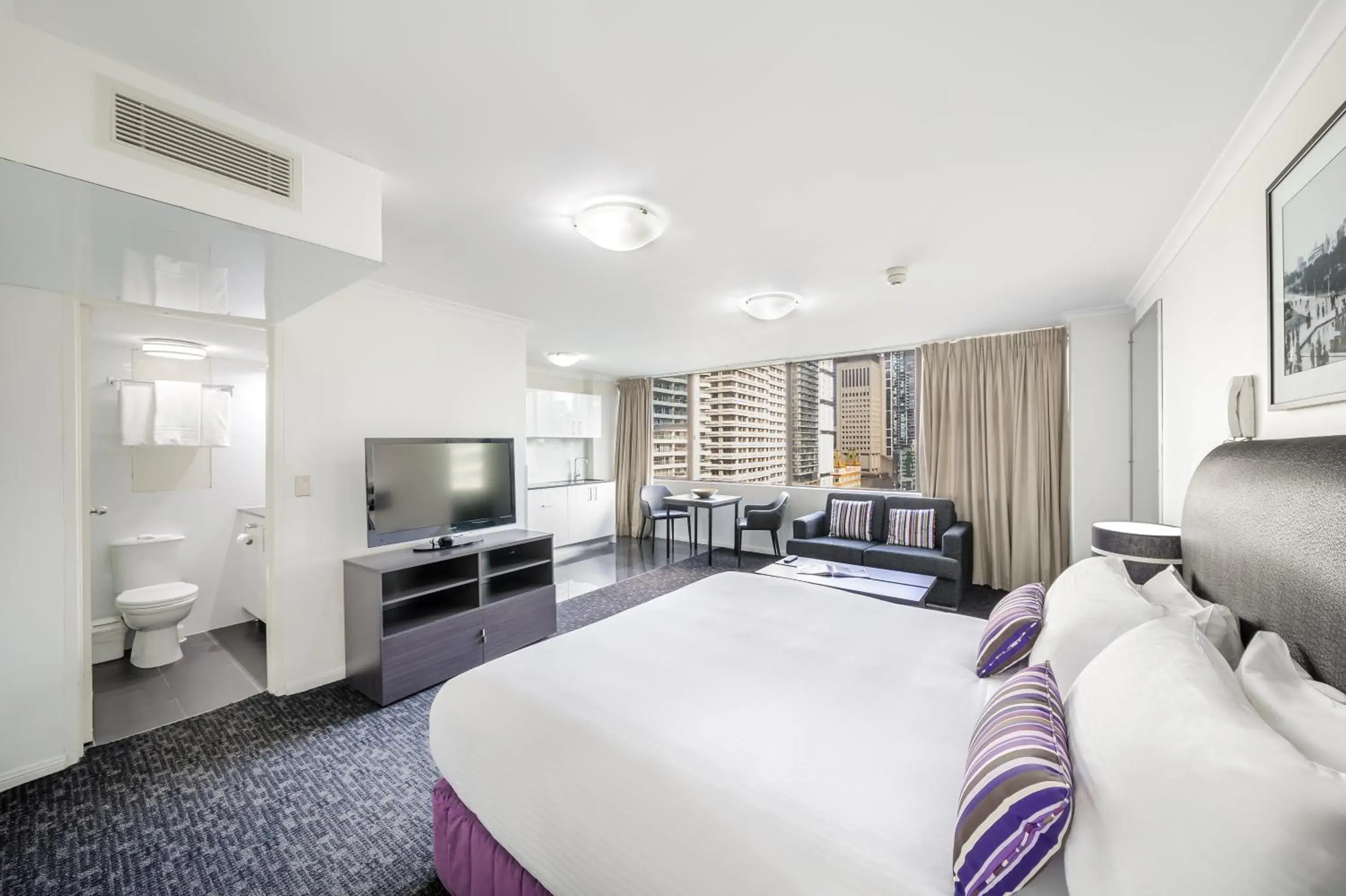 TV and multimedia, TV/Entertainment Center in Oaks Sydney Hyde Park Suites