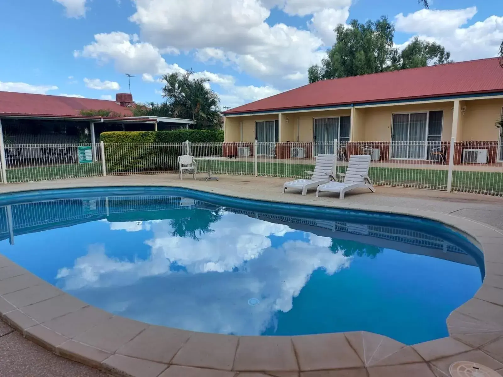 Property building, Swimming Pool in Emerald Explorers Inn