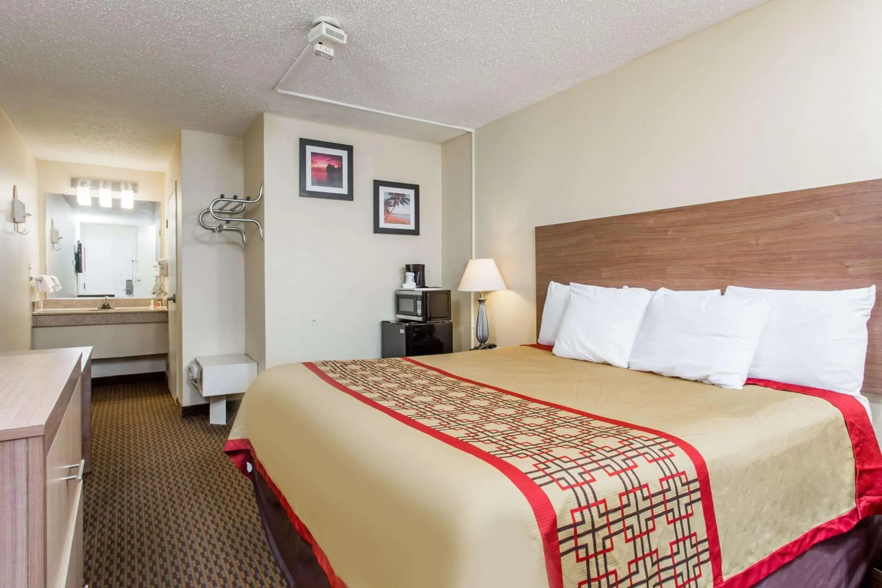 Photo of the whole room, Bed in Days Inn by Wyndham Norfolk Airport