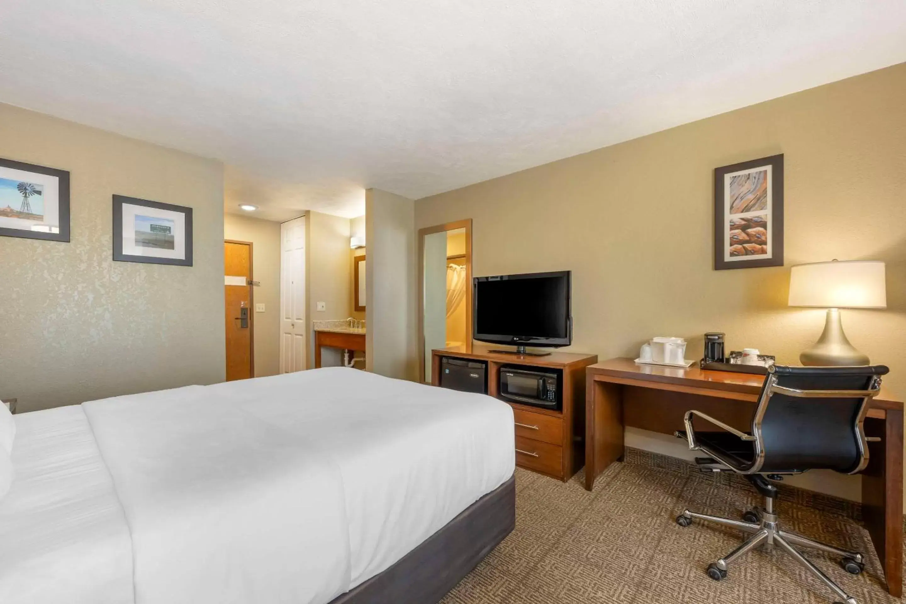 Bedroom, TV/Entertainment Center in Comfort Inn Lexington