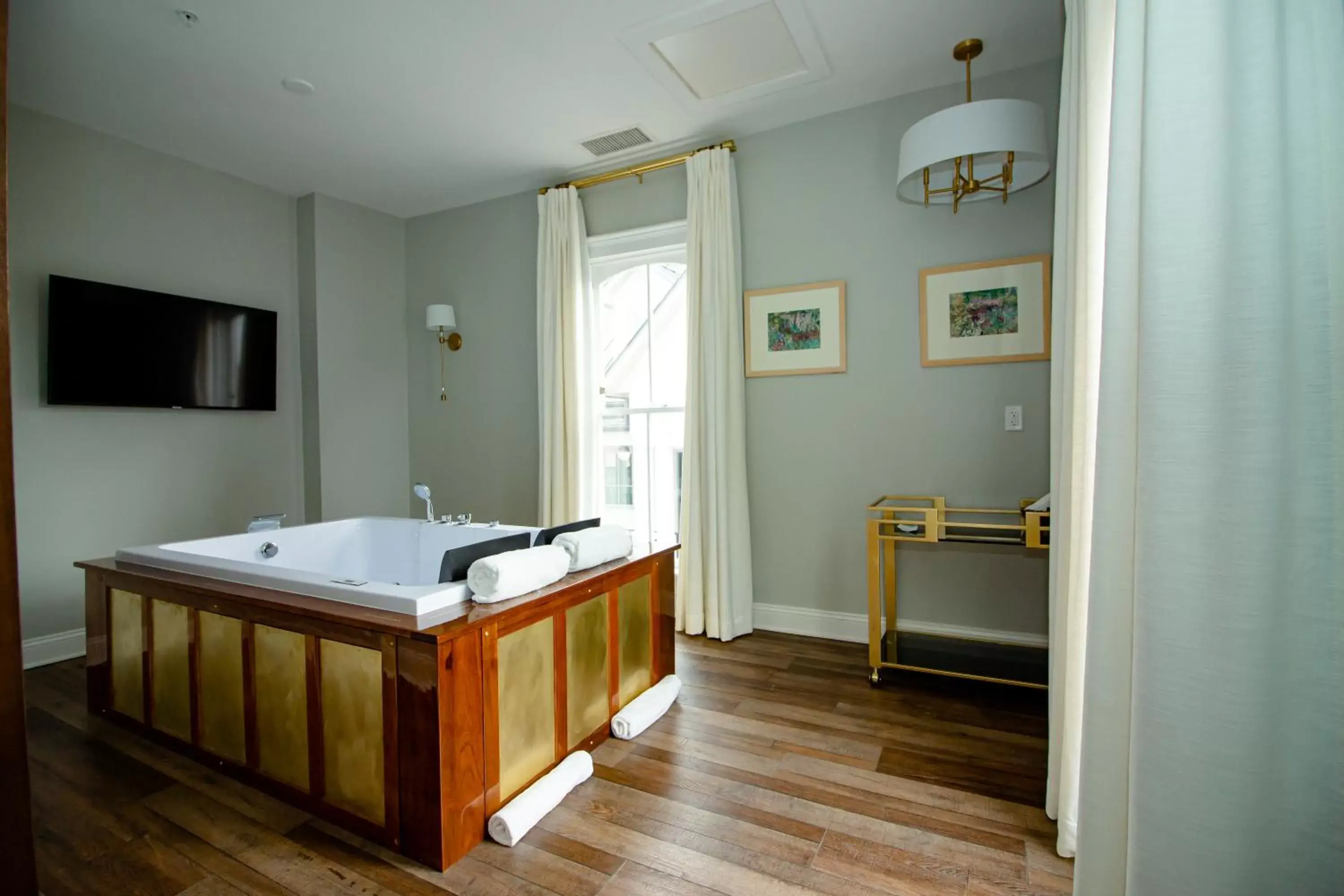 King Suite with Spa Bath in The Colonial Inn