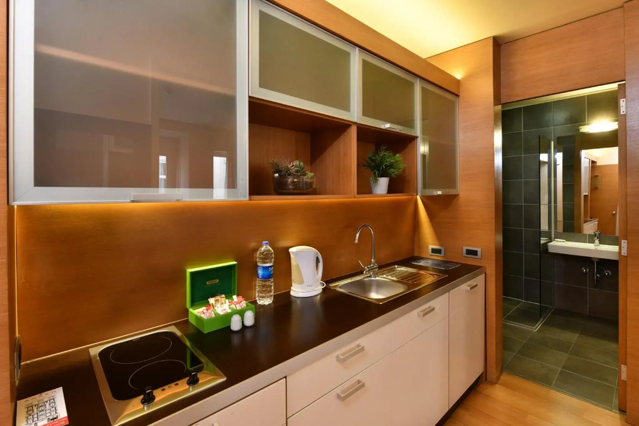 Kitchen or kitchenette, Kitchen/Kitchenette in Ansen Hotel and Suites