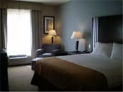 Bed in Holiday Inn Express Hotel & Suites Beaumont Northwest, an IHG Hotel