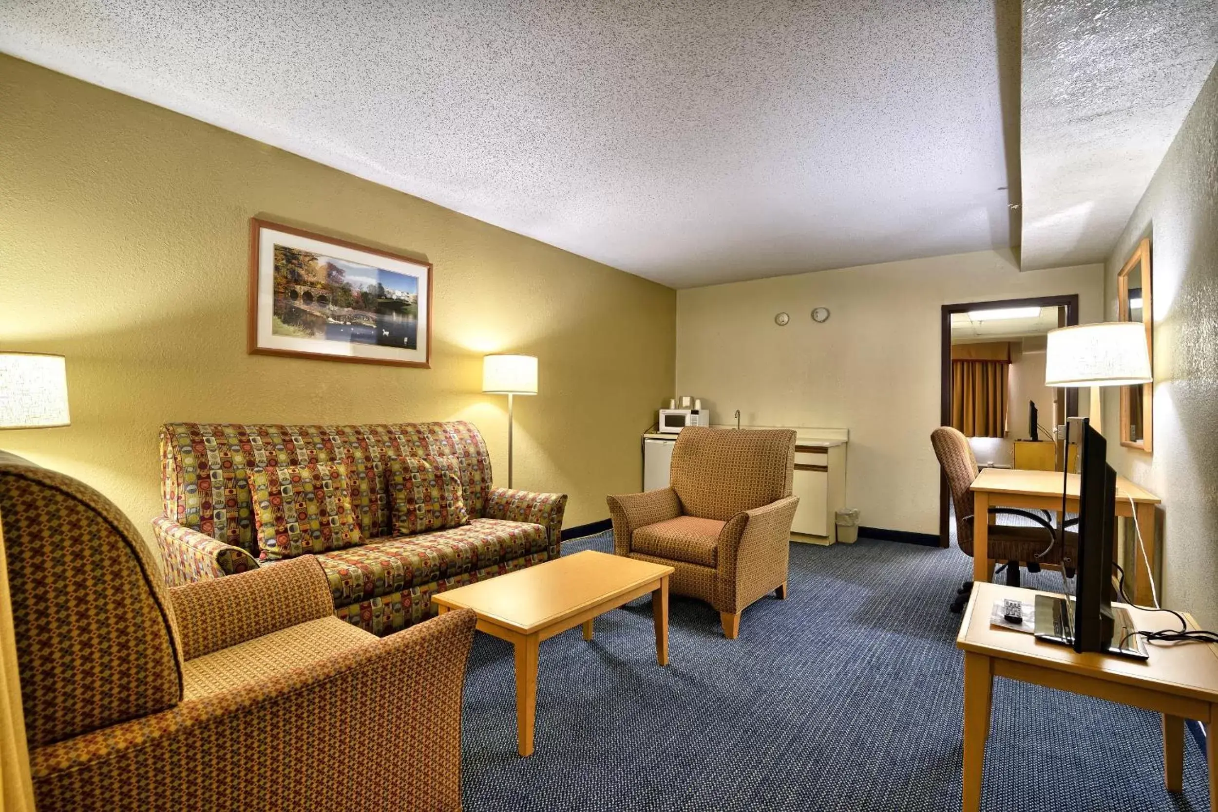 Living room, Seating Area in Katahdin Inn & Suites